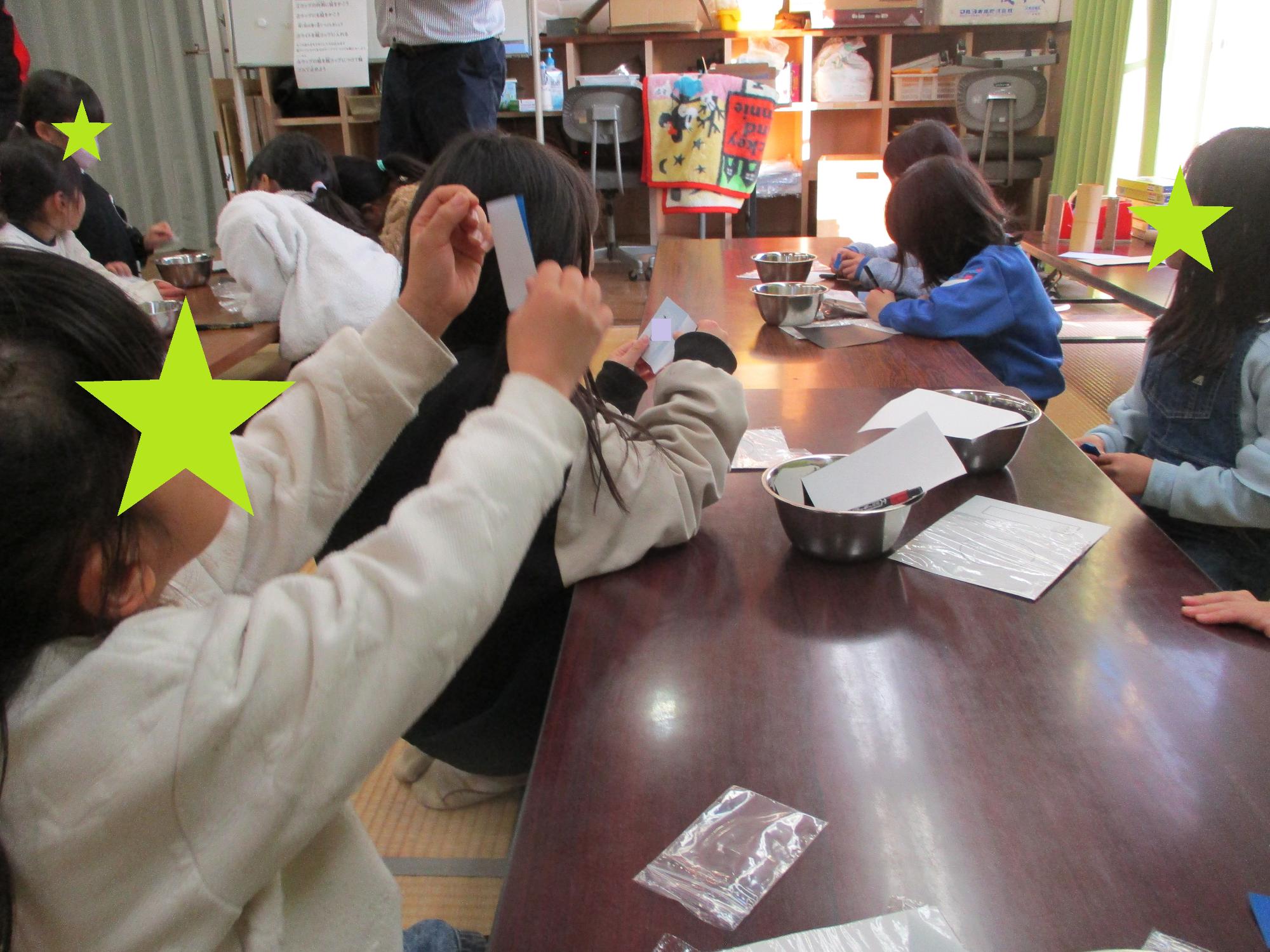 紙を透かしてみる女の子