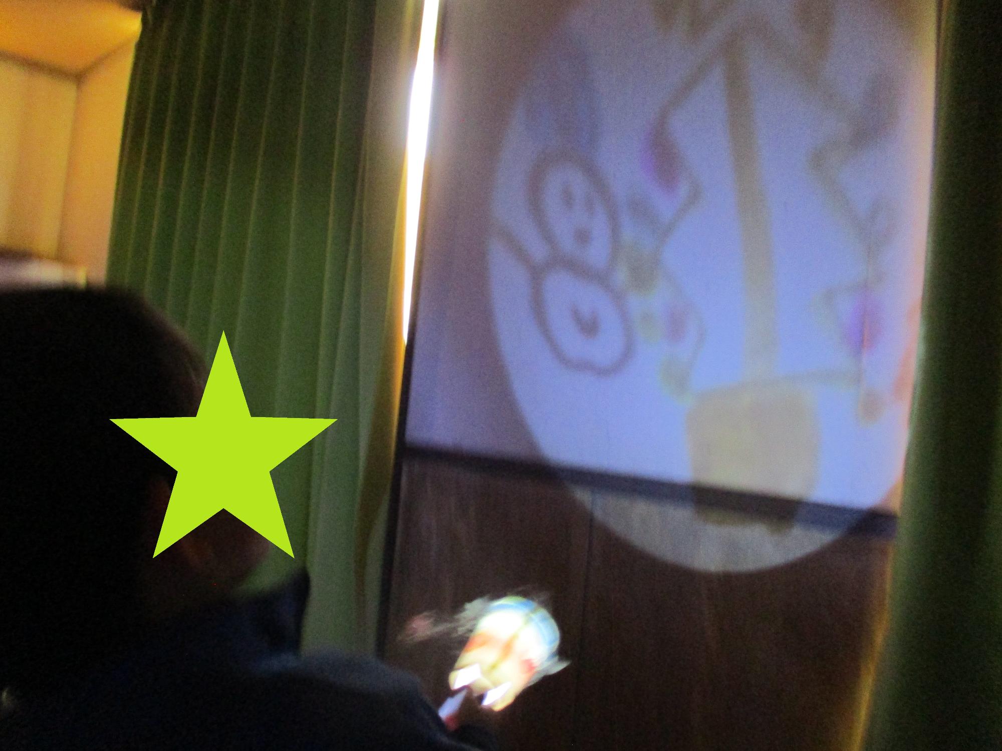 完成したライトを壁に映している様子