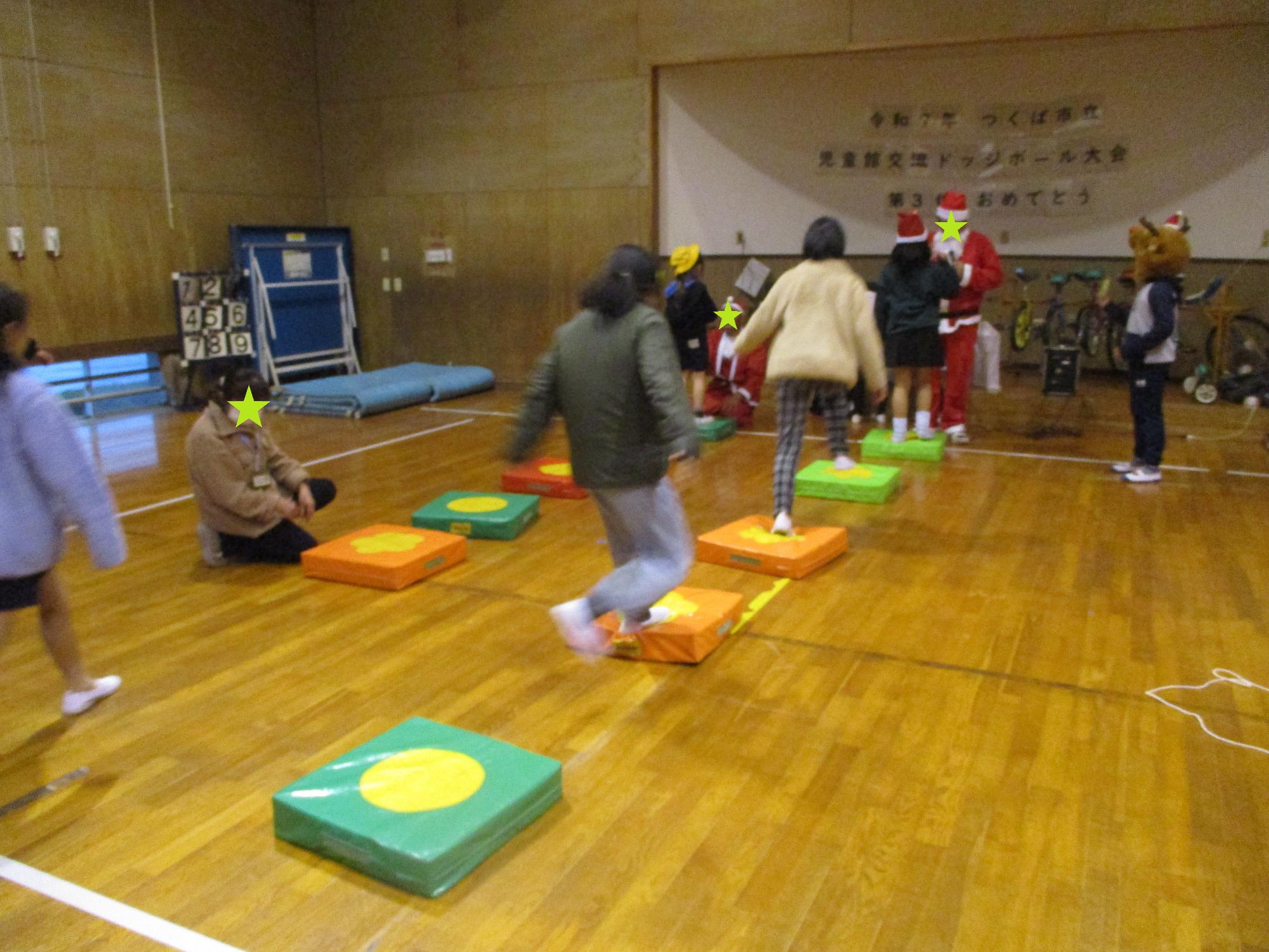 サンタさんとじゃんけんをする子どもたち