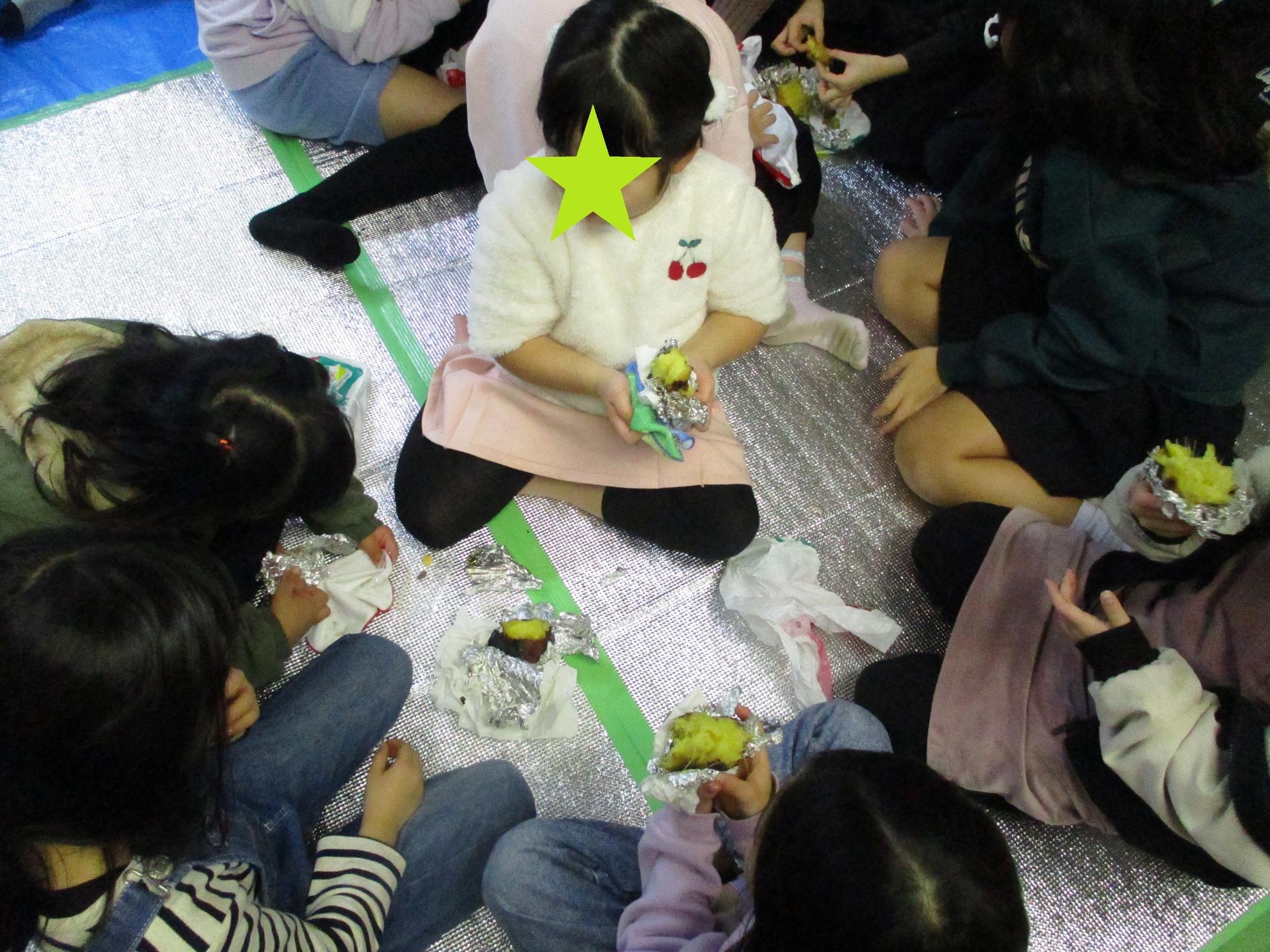ジミーファームの焼き芋を食べる子どもたち