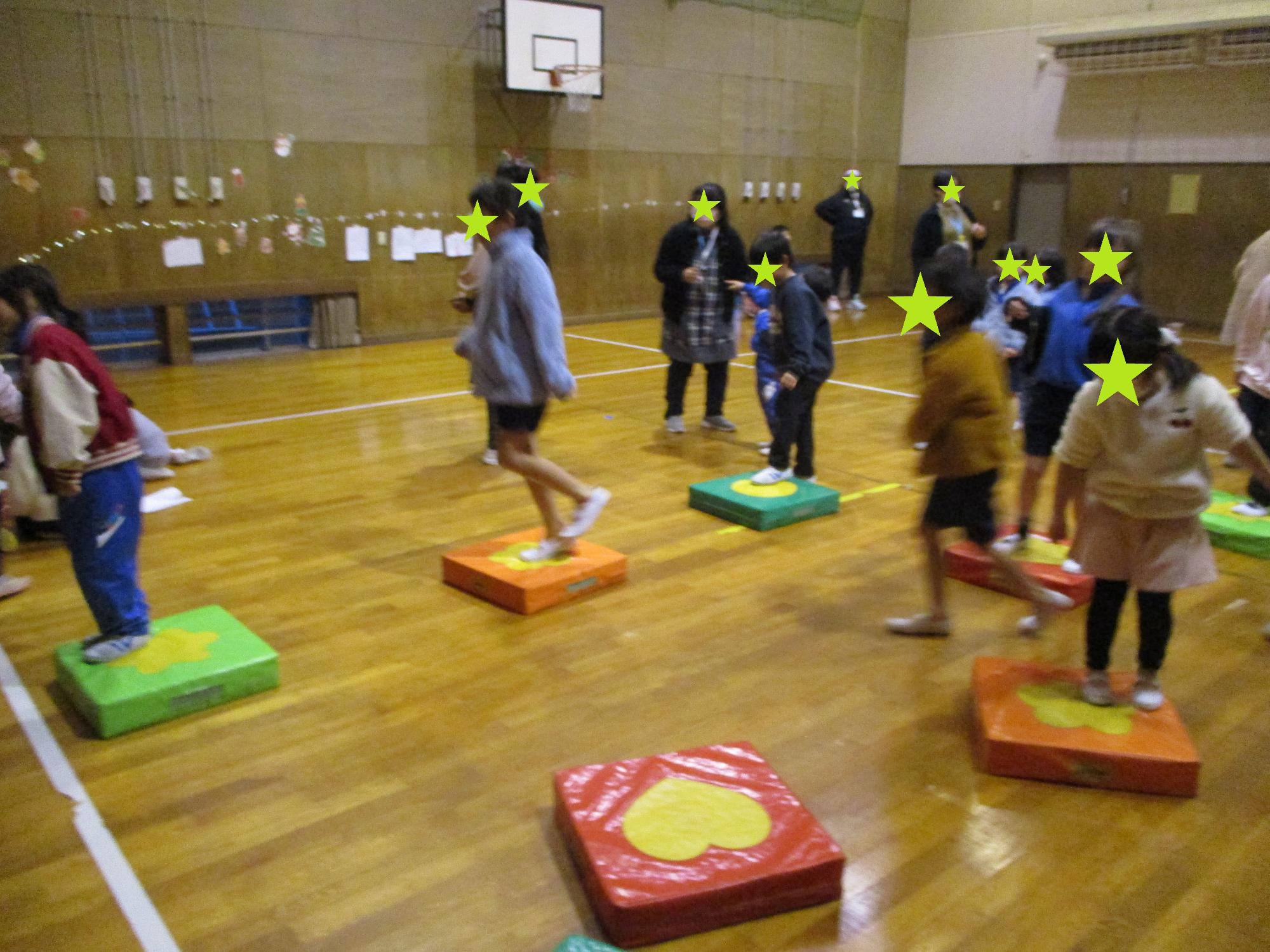 マットの上をジャンプする子どもたち