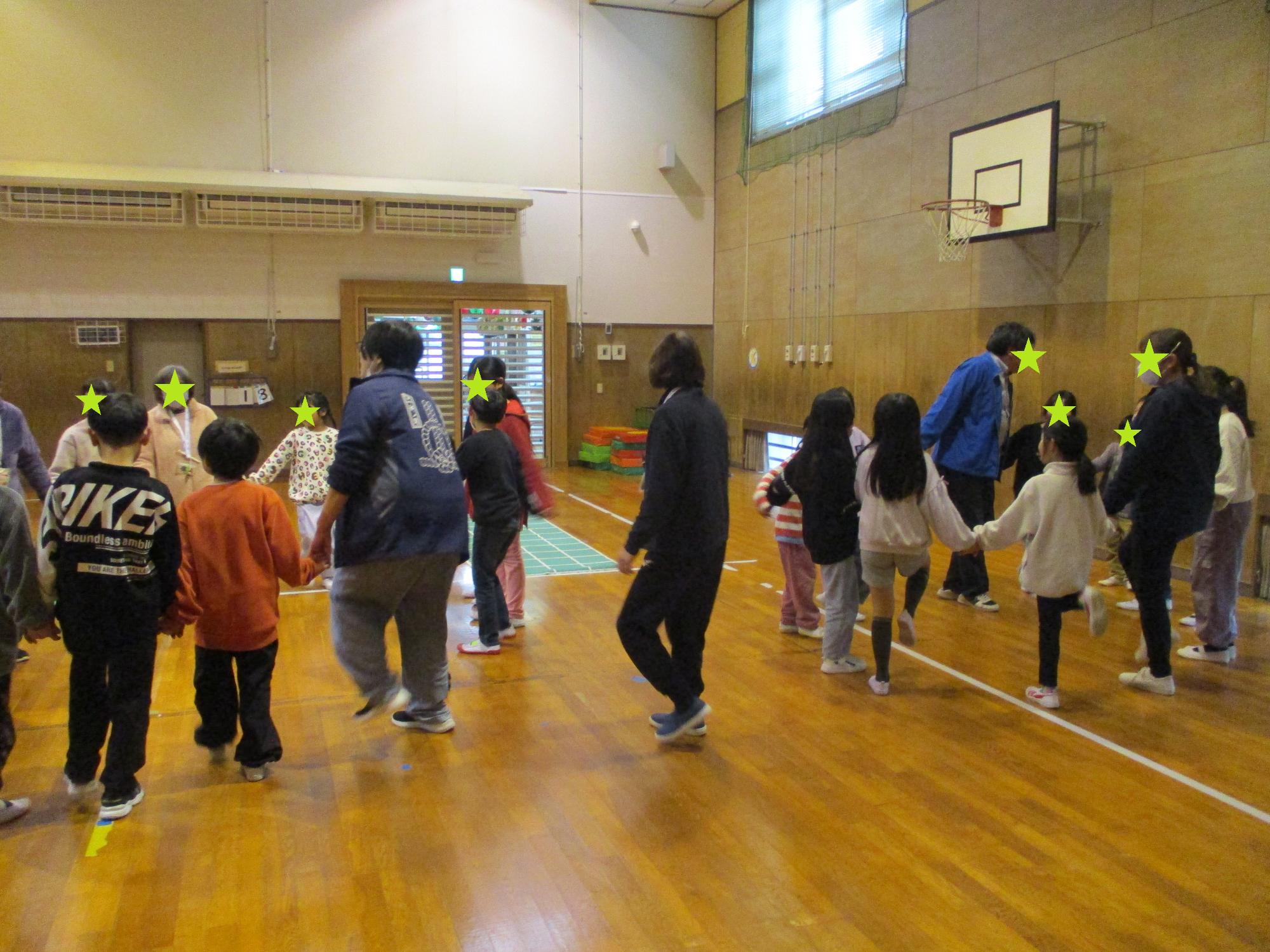 グループごとに輪になる子どもたちと先生