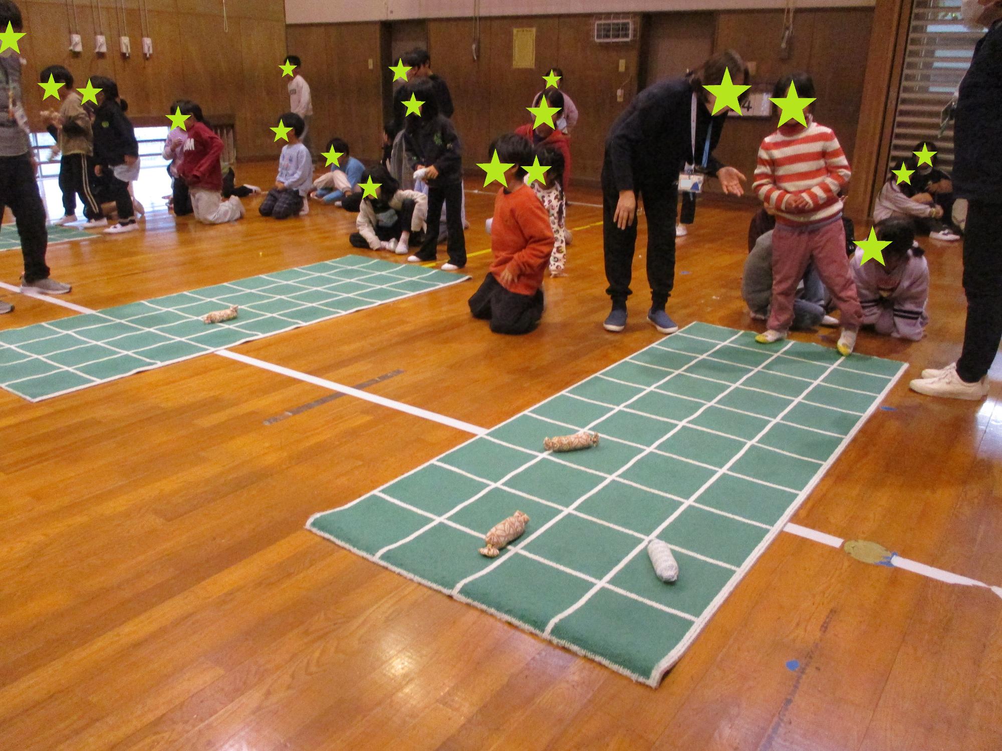 マスシートで順番に遊ぶ子どもたち