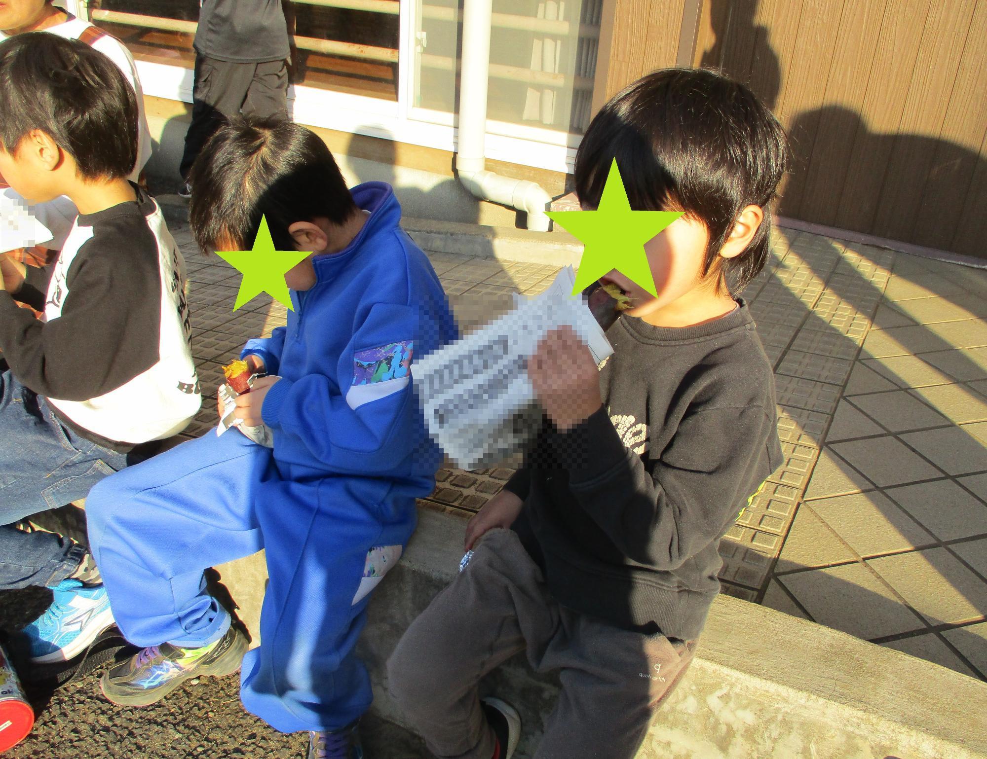 焼き芋を食べる子どもたち