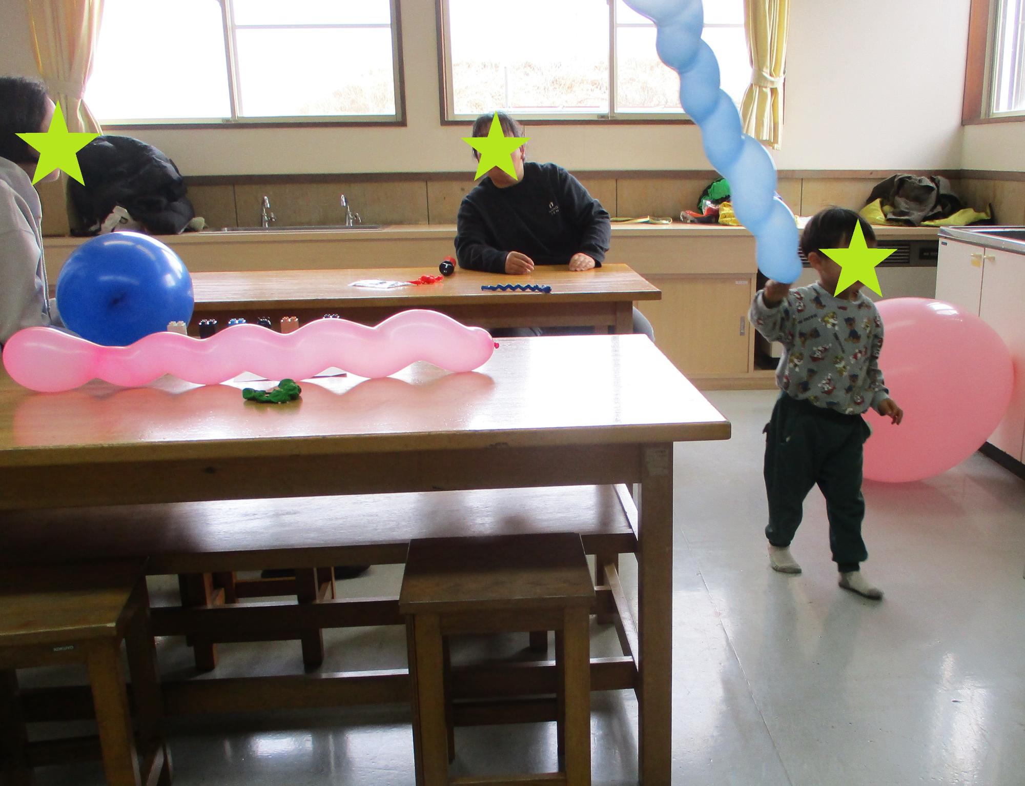 いろいろな形の風船で遊んでいる子