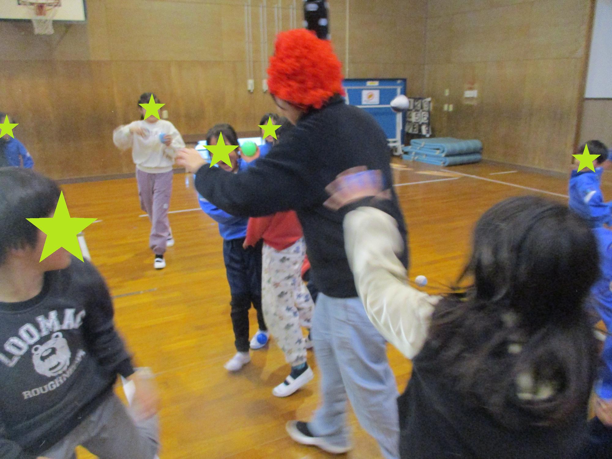 赤鬼にボールを投げる子どもたち