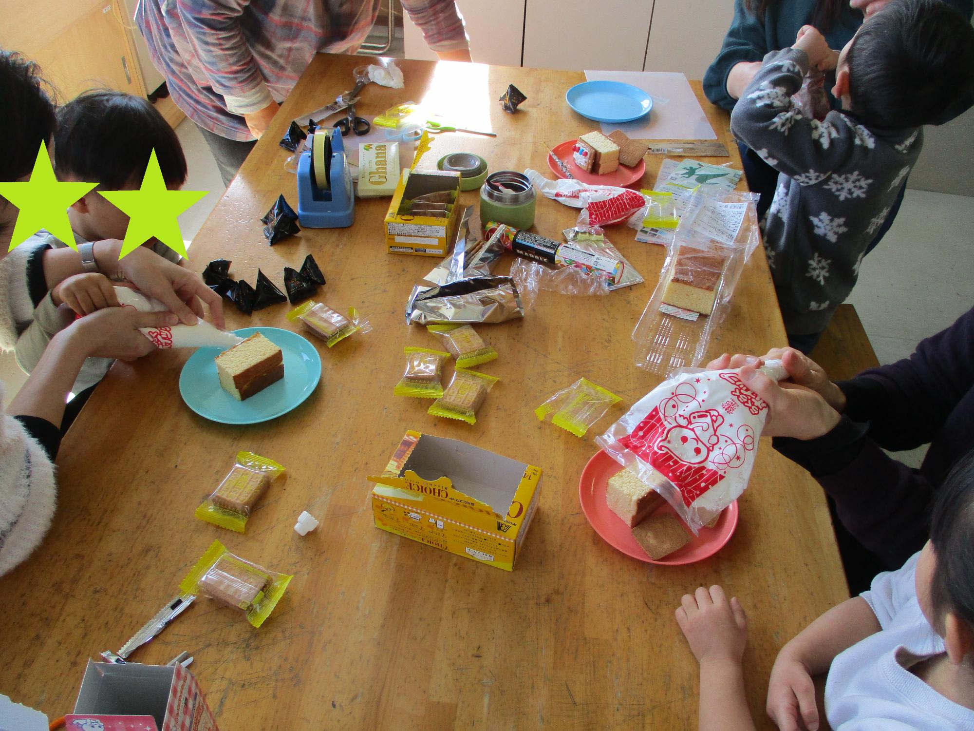 カステラの土台にクリームを塗る親子