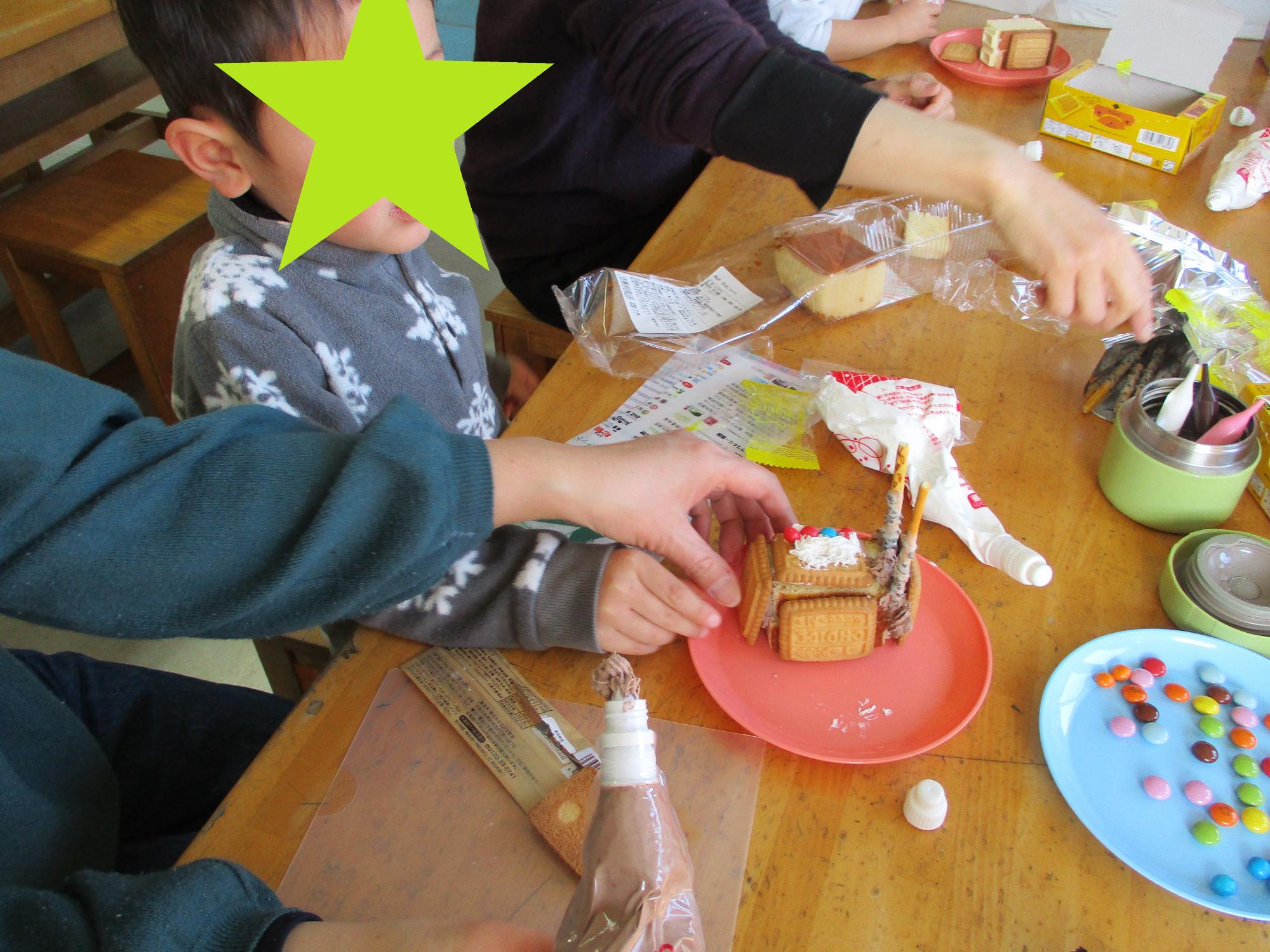 クッキーの壁を付ける親子