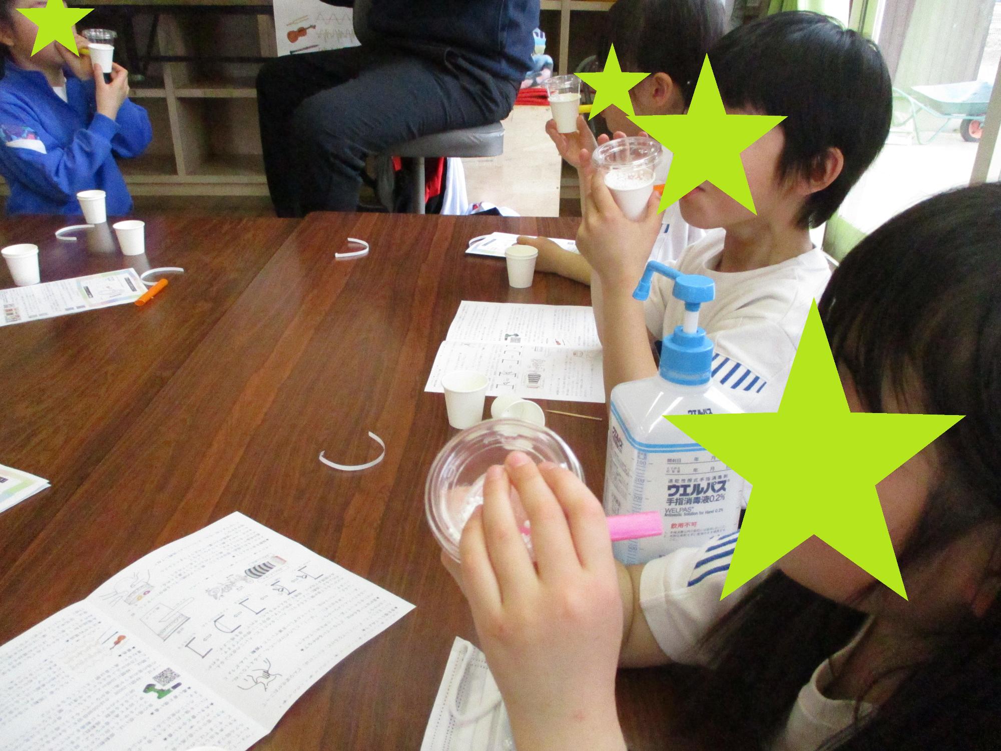 声の振動で動くおもちゃで遊ぶ子どもたち