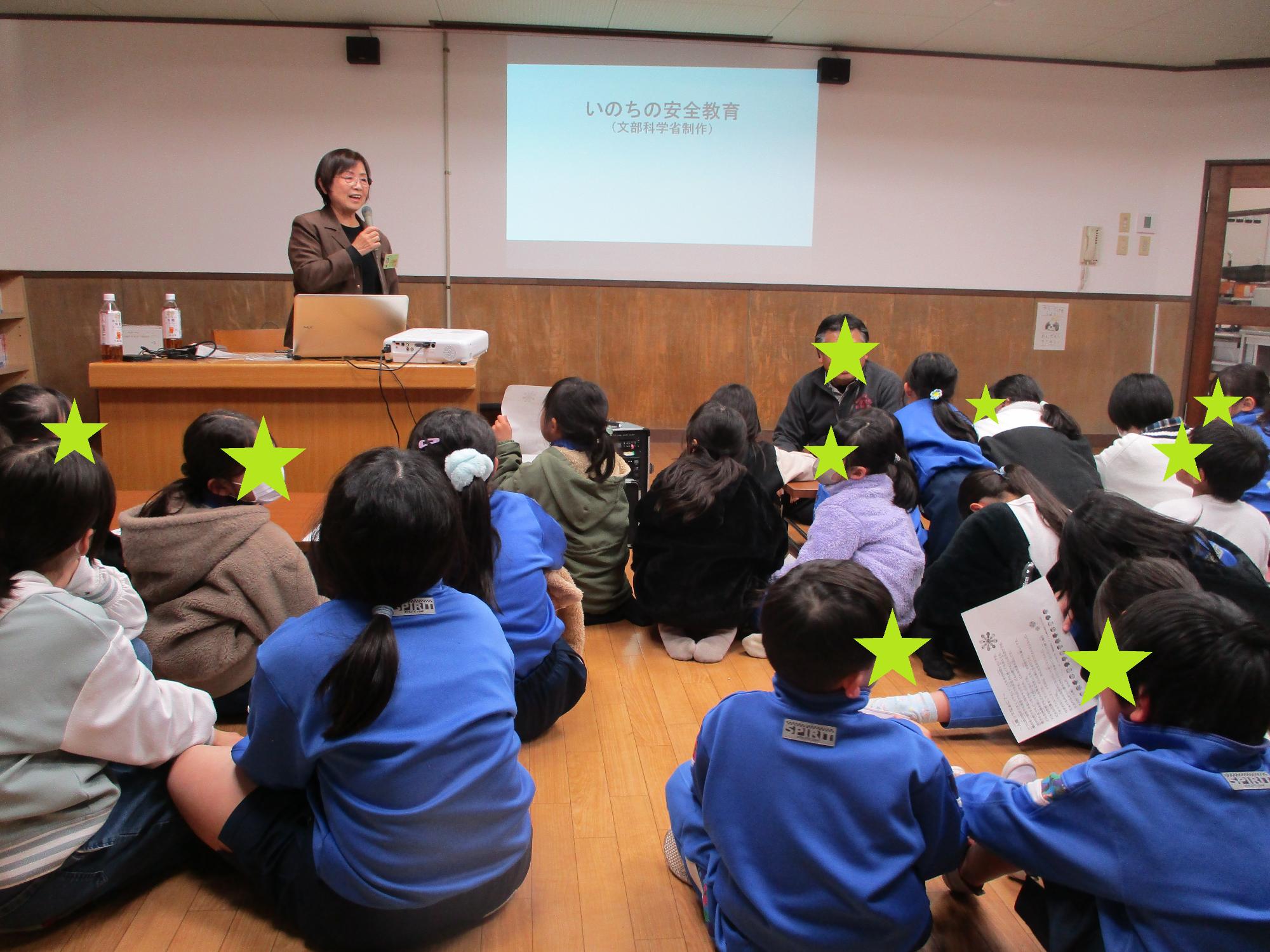 お話しを聞く子どもたち