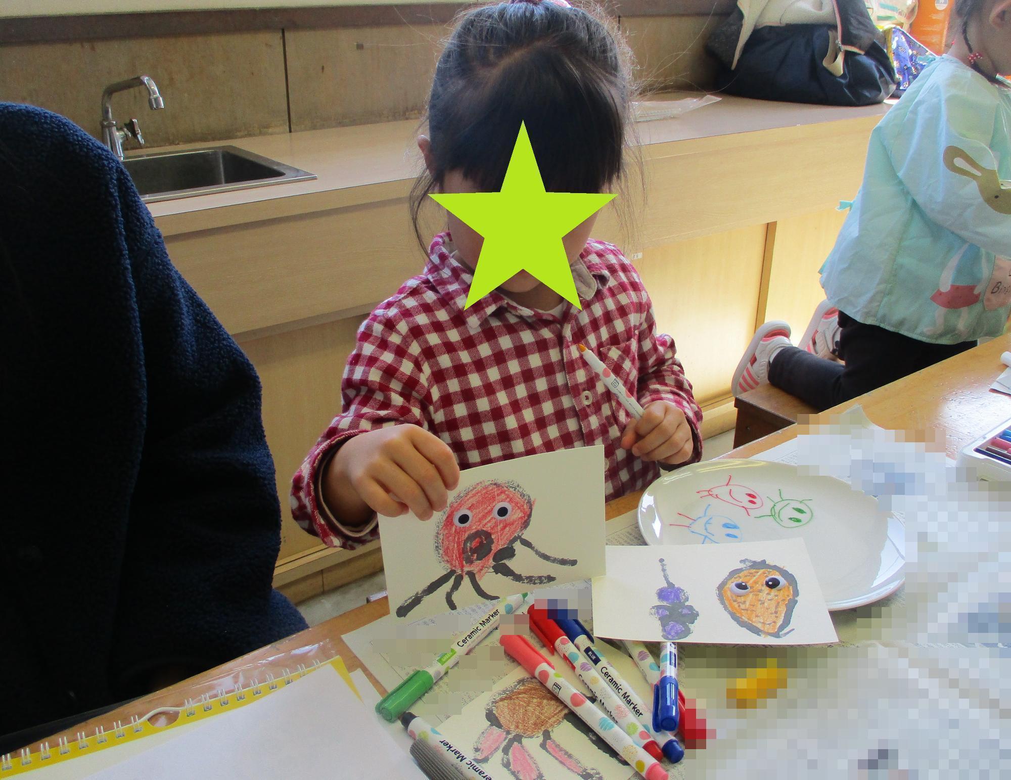 完成した己書を見せてくれる女の子