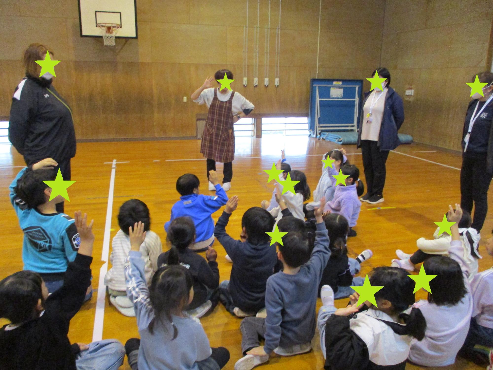 先生のお話しを聞く子どもたち