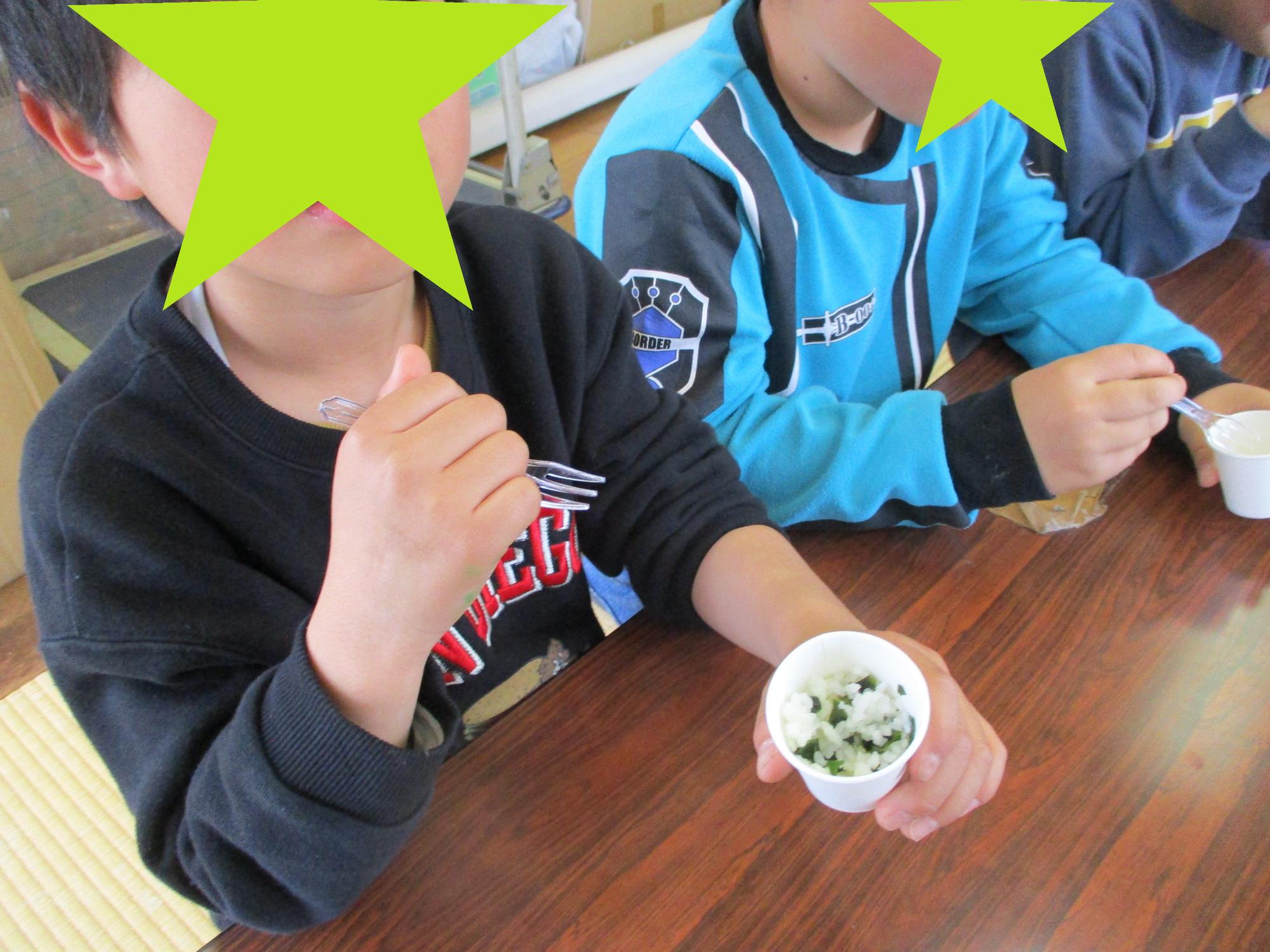 わかめご飯を食べる子どもたち