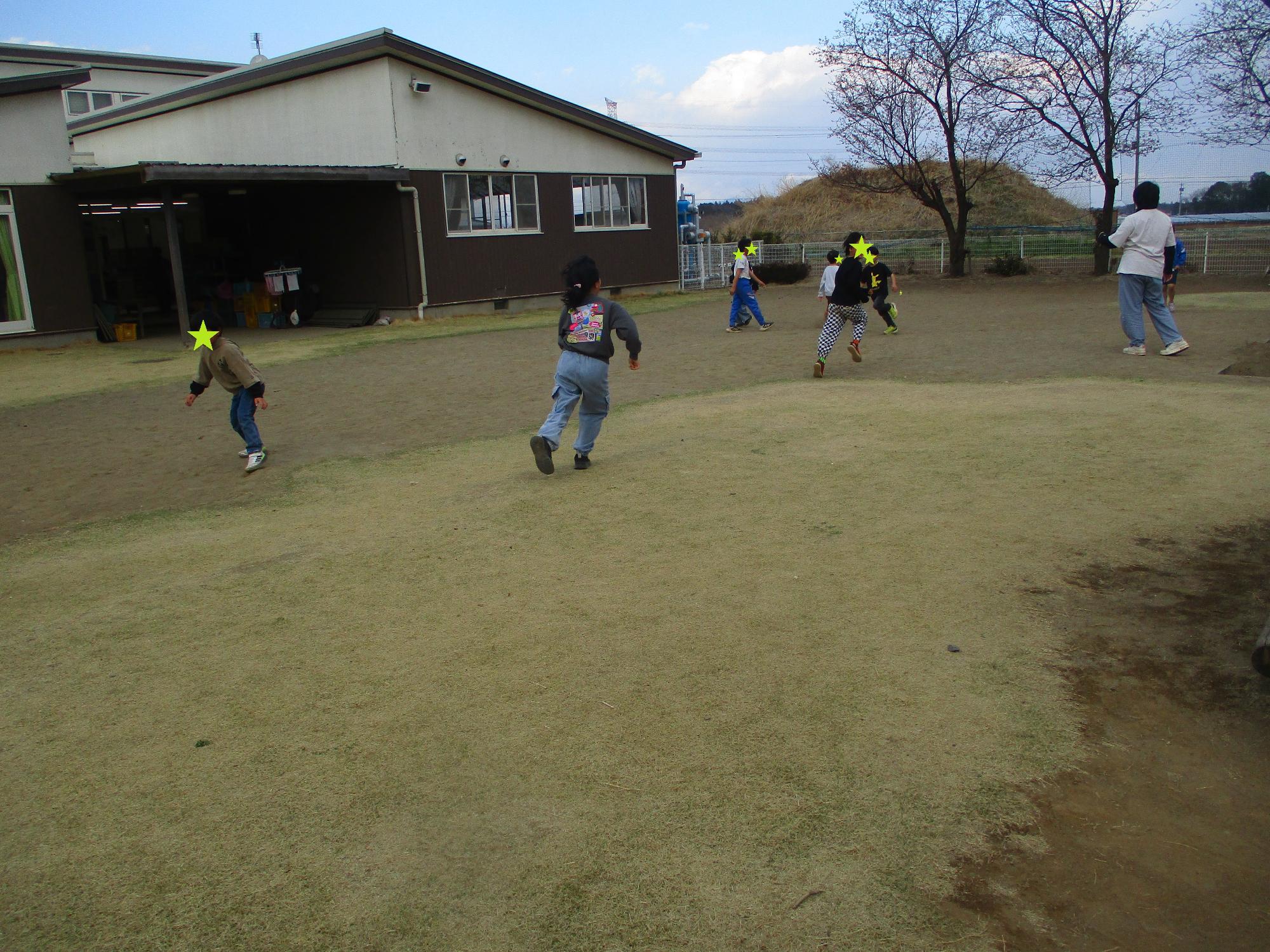 お庭を走る子どもたち