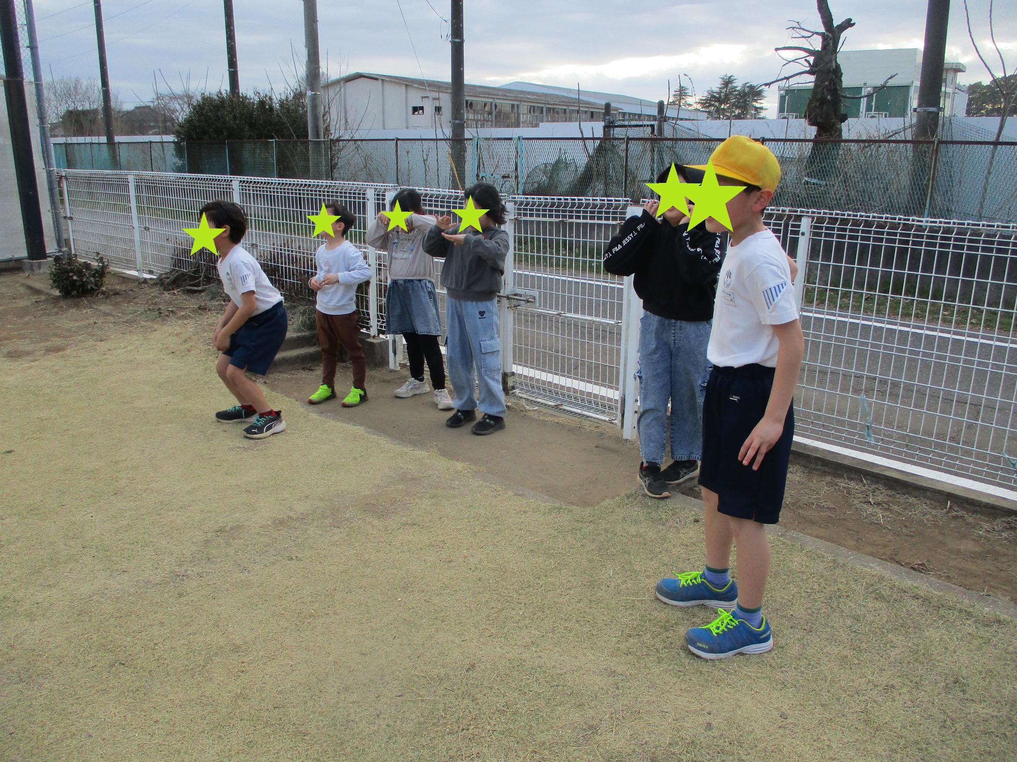 ドロボウを捕まえるケイサツ