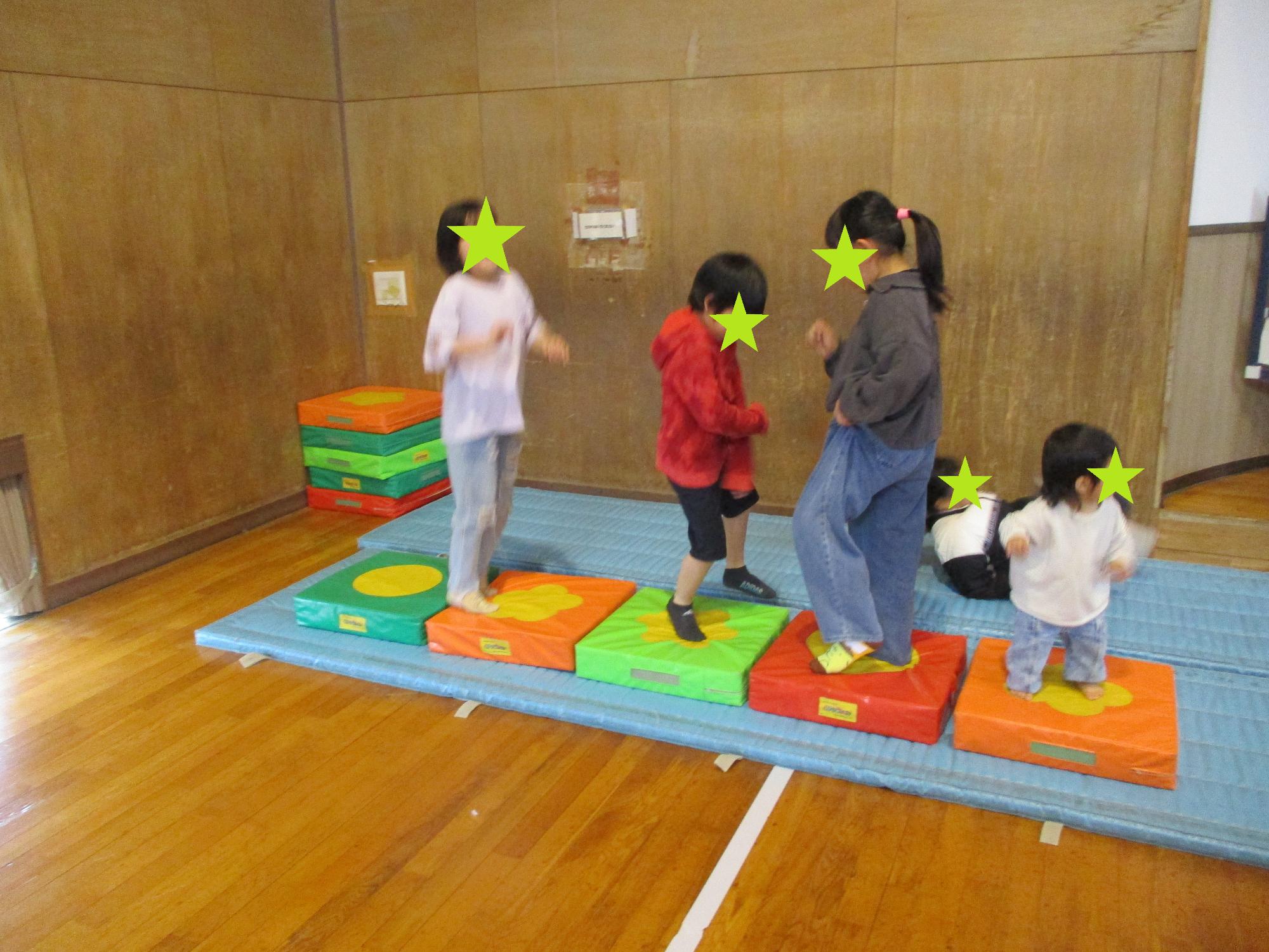 幼児さんと遊ぶ小学生たち