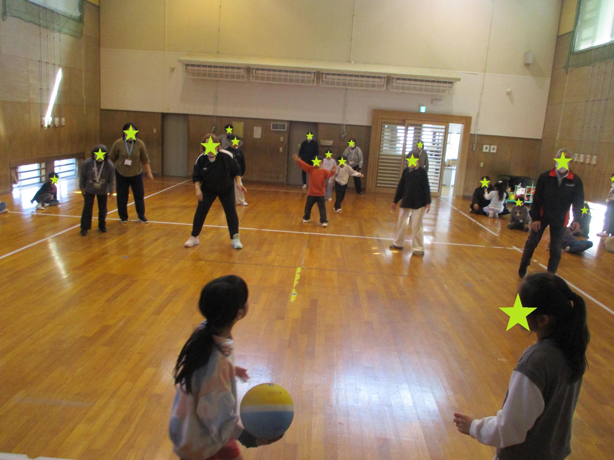 ドッジボールを投げる子と逃げる先生たち