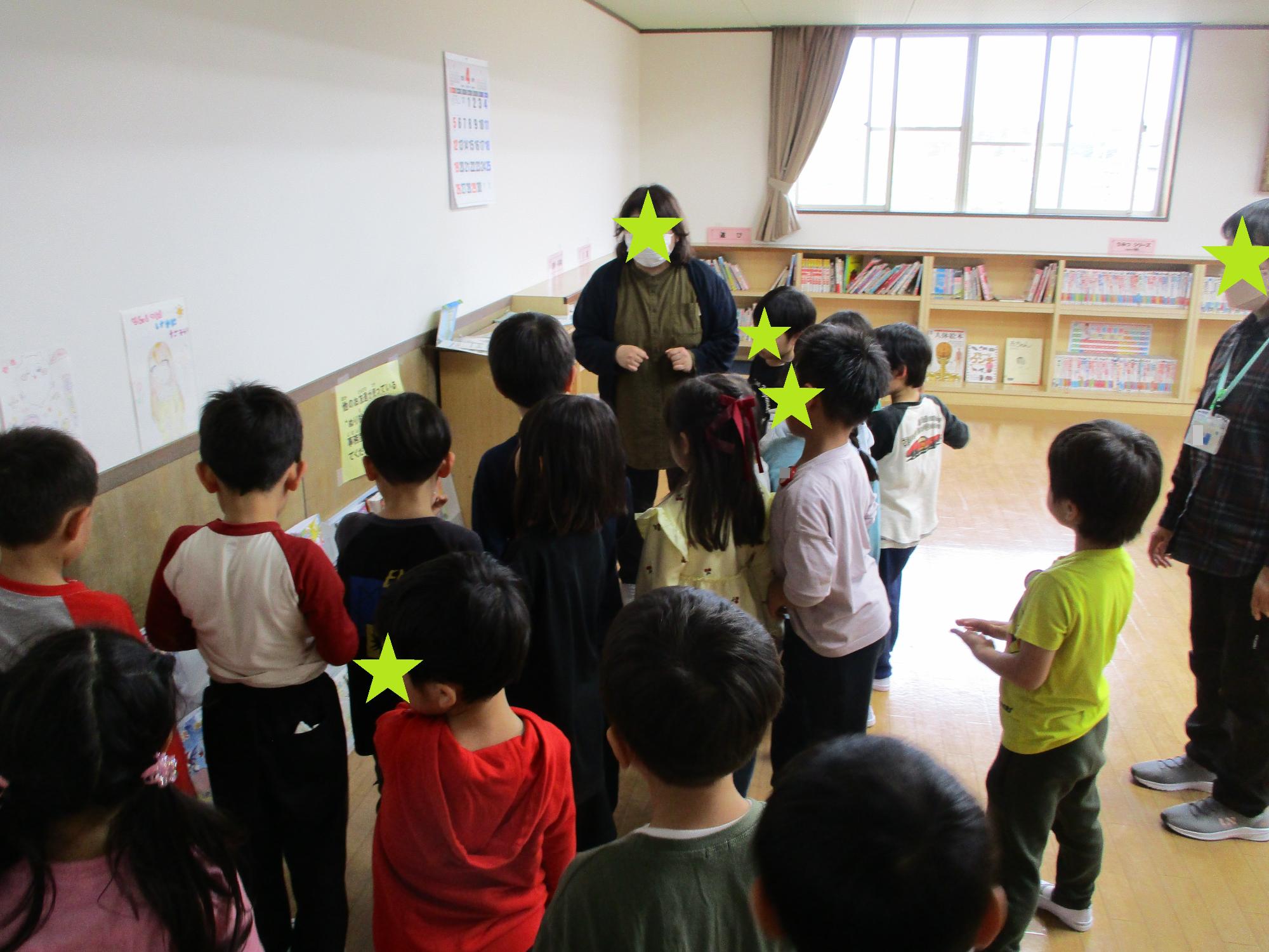 図書室のルールの説明を聞く子どもたち