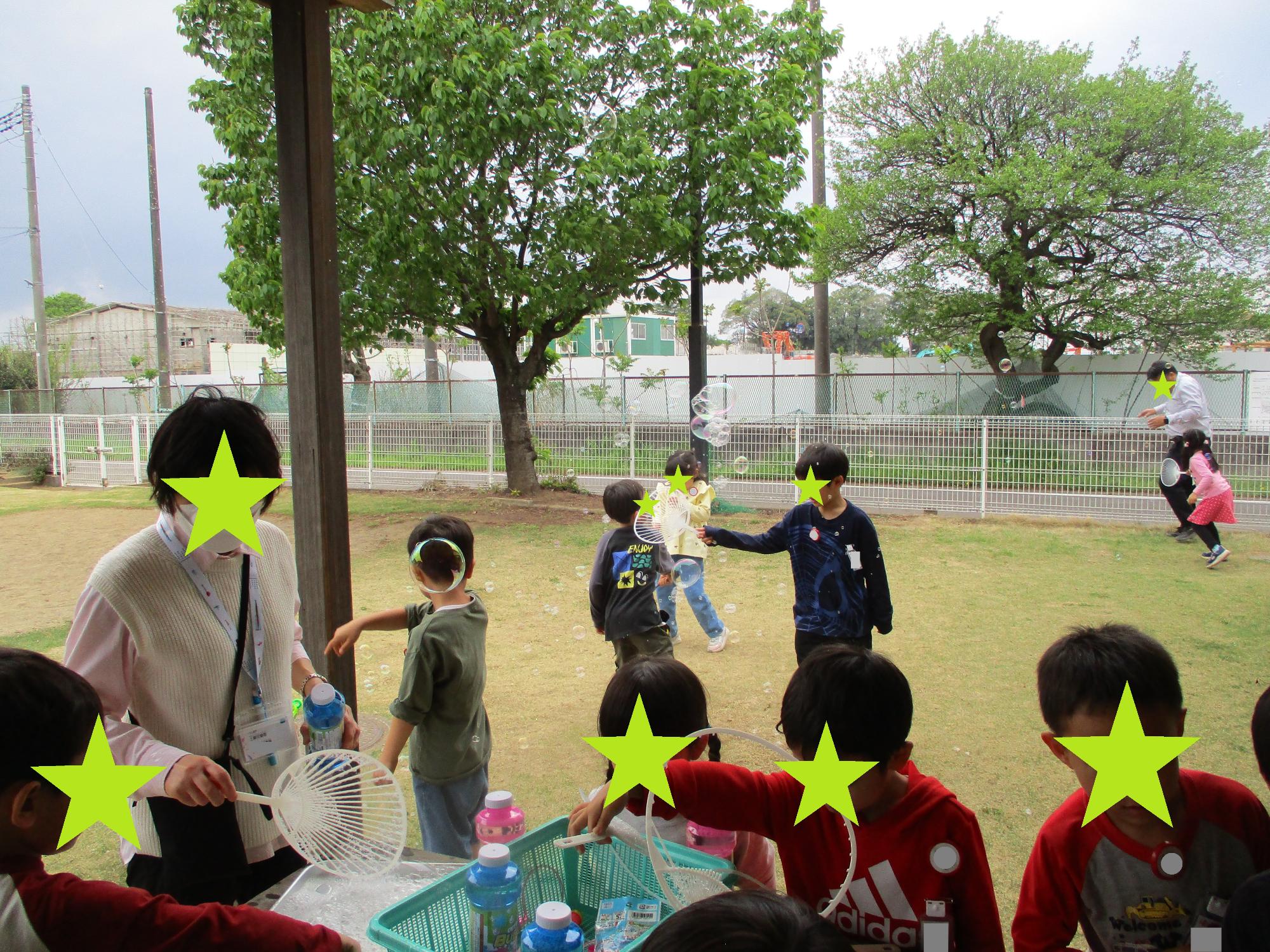 しゃぼん玉で遊ぶ子どもたち
