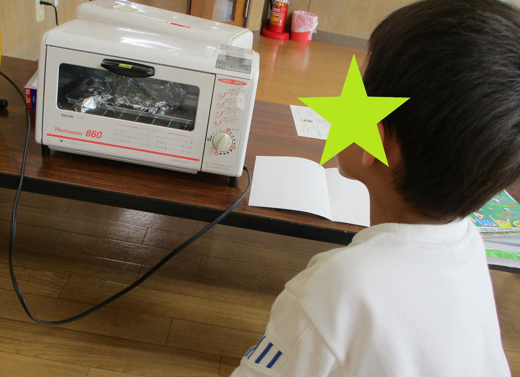 プラバンが焼ける様子を見ている子