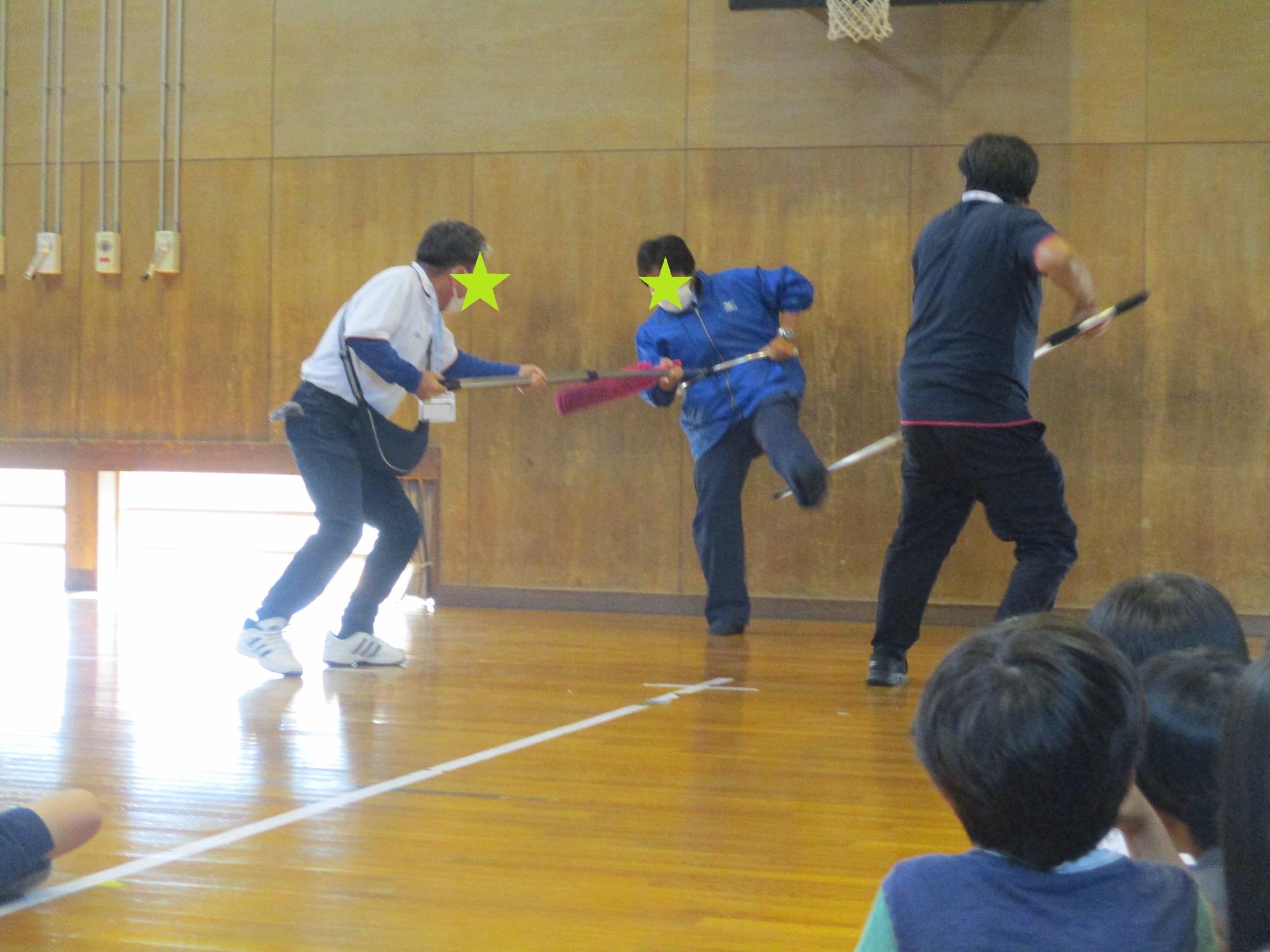 さすまた訓練をする先生