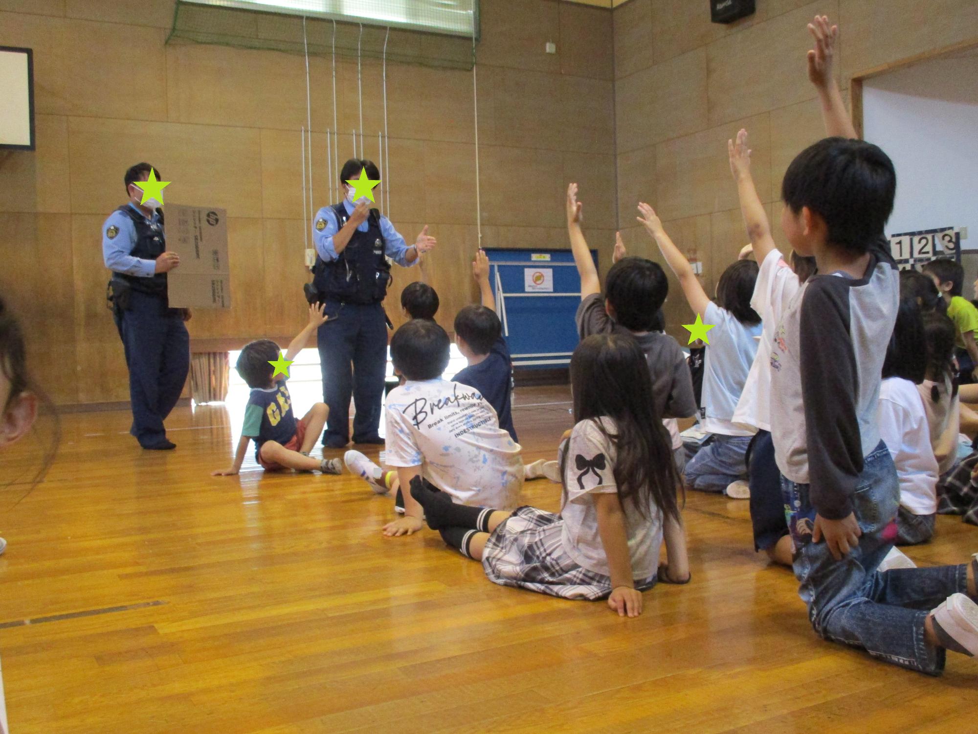 質問に手を挙げる子どもたち
