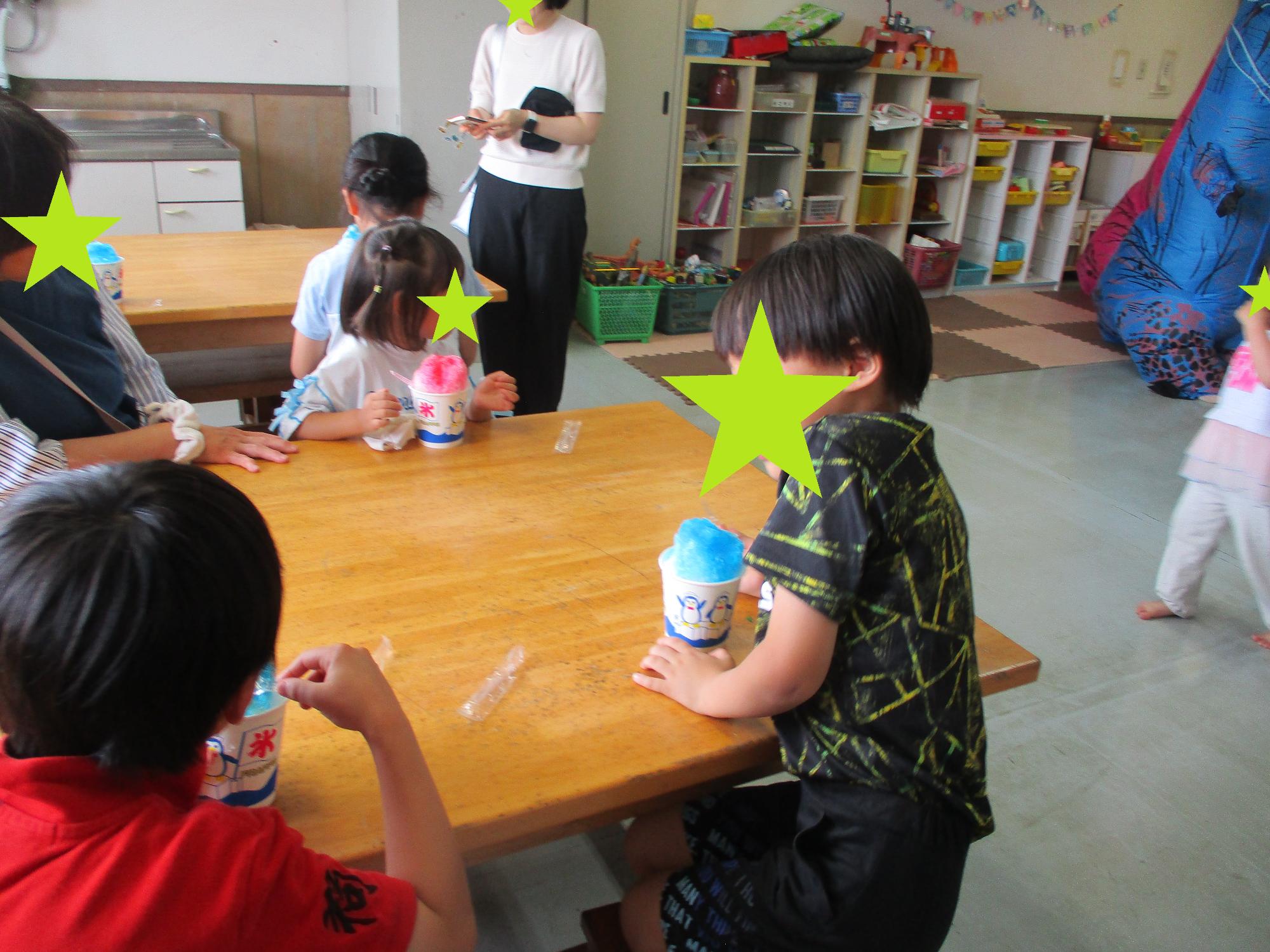 かき氷を食べる子どもたち