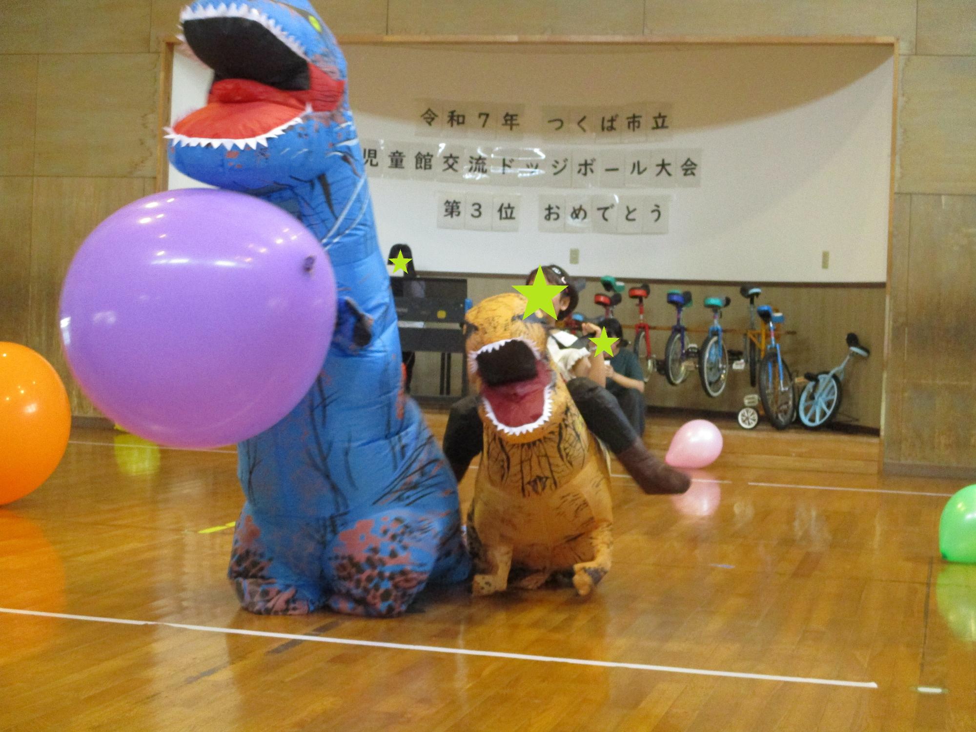 着ぐるみや風船で遊ぶ子どもたち