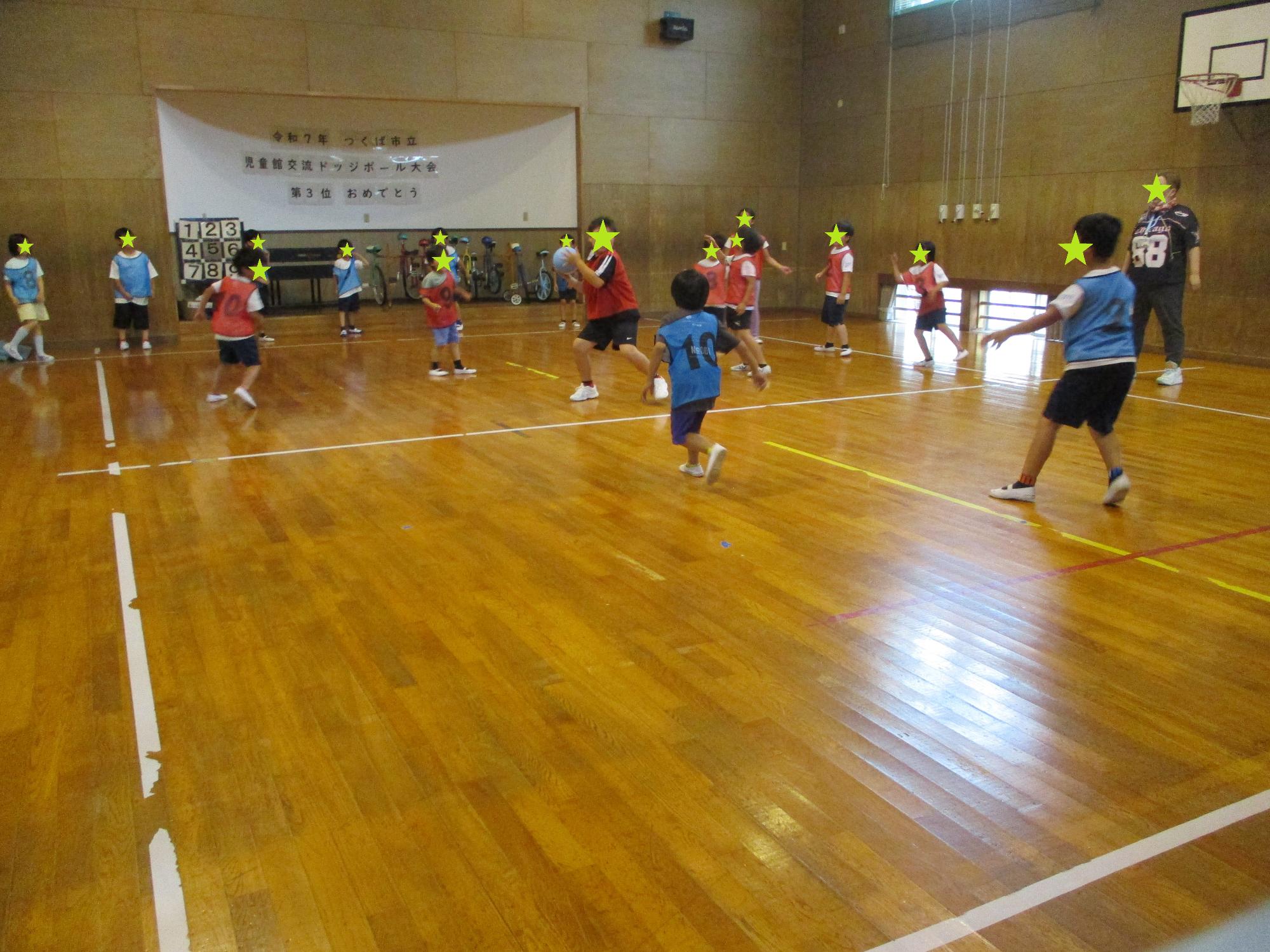 ドッジボールの試合をする子どもたち
