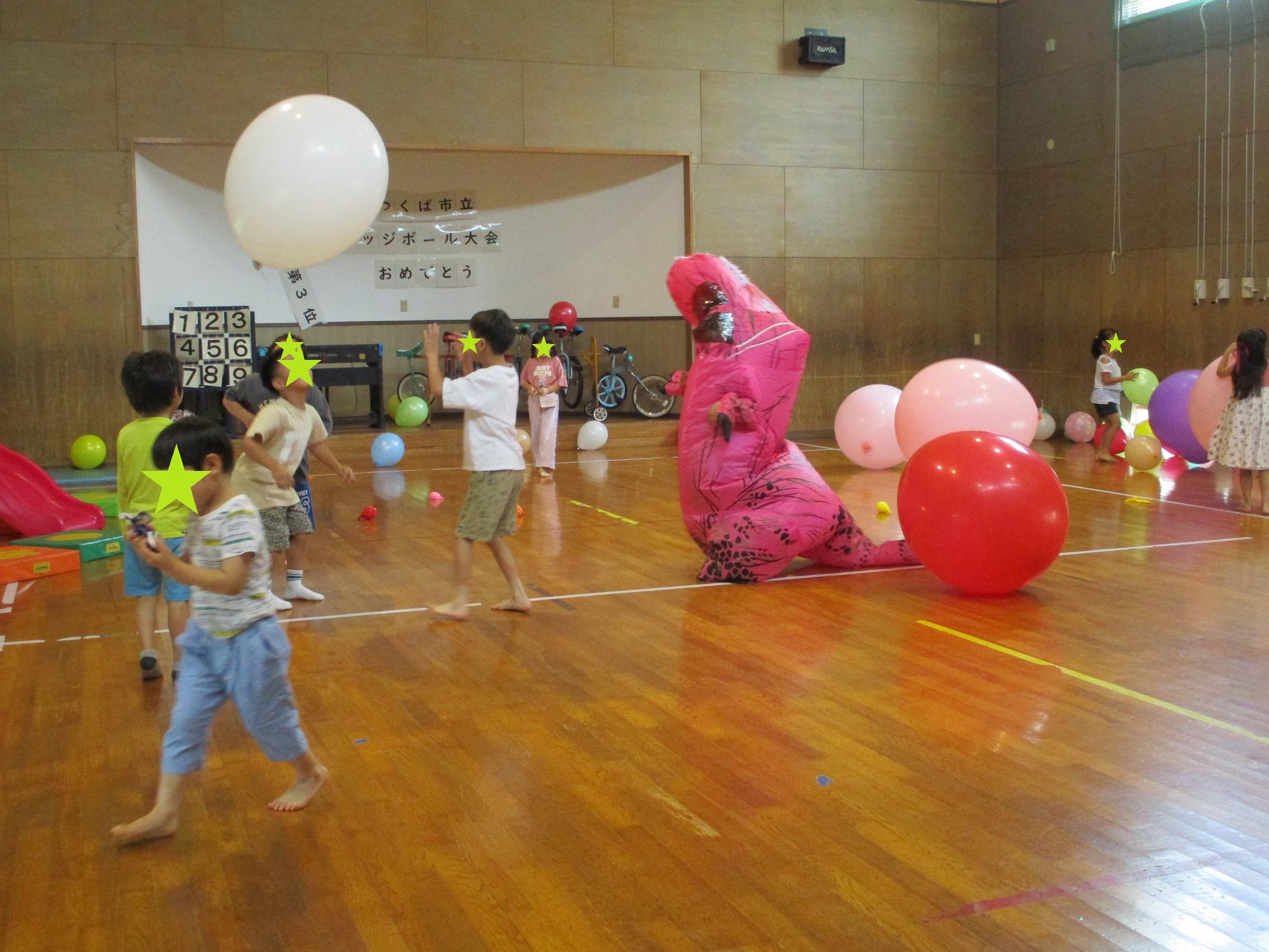 風船で遊ぶ子どもたち