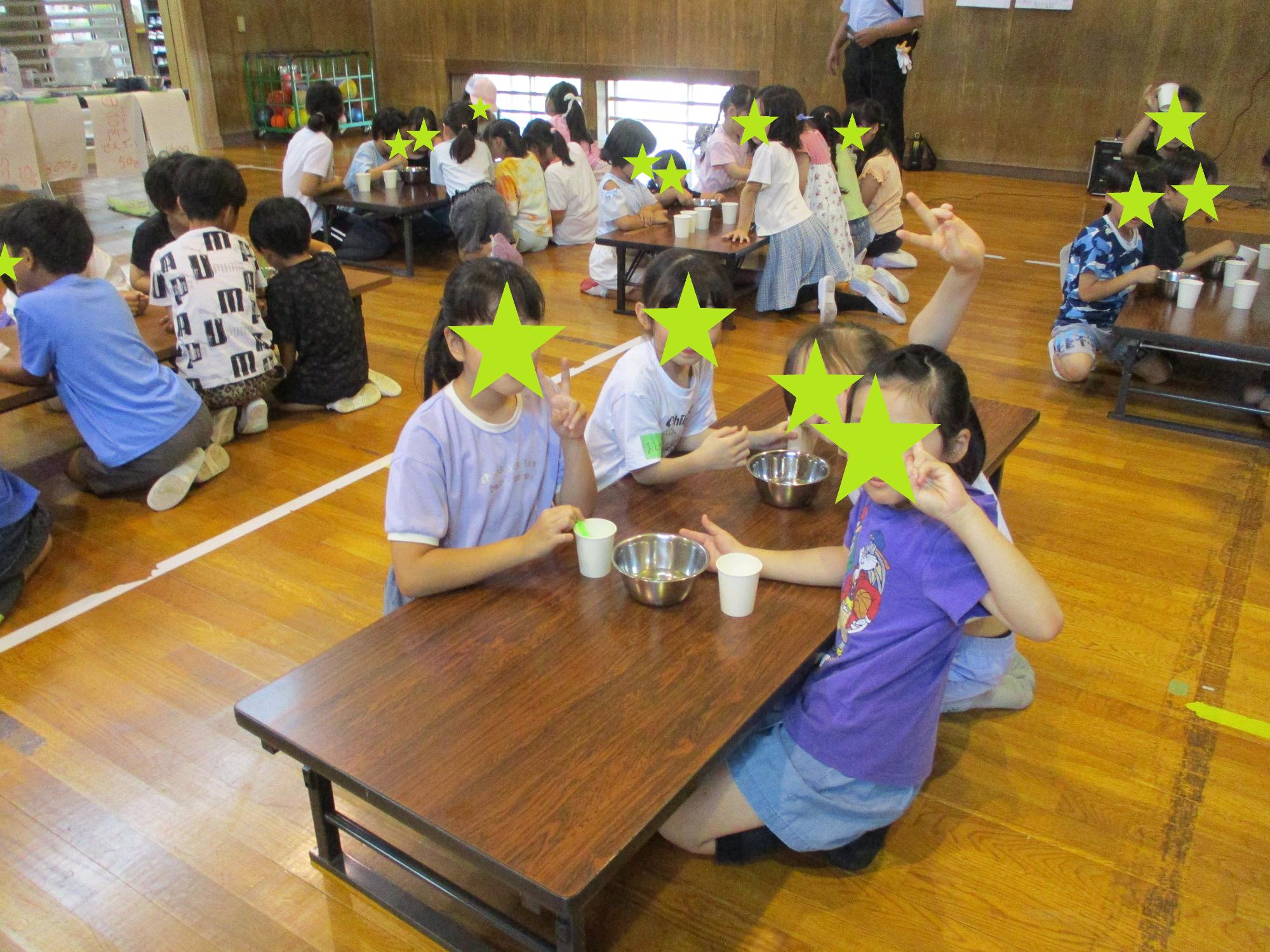 グループごとにテーブルに座る子どもたち