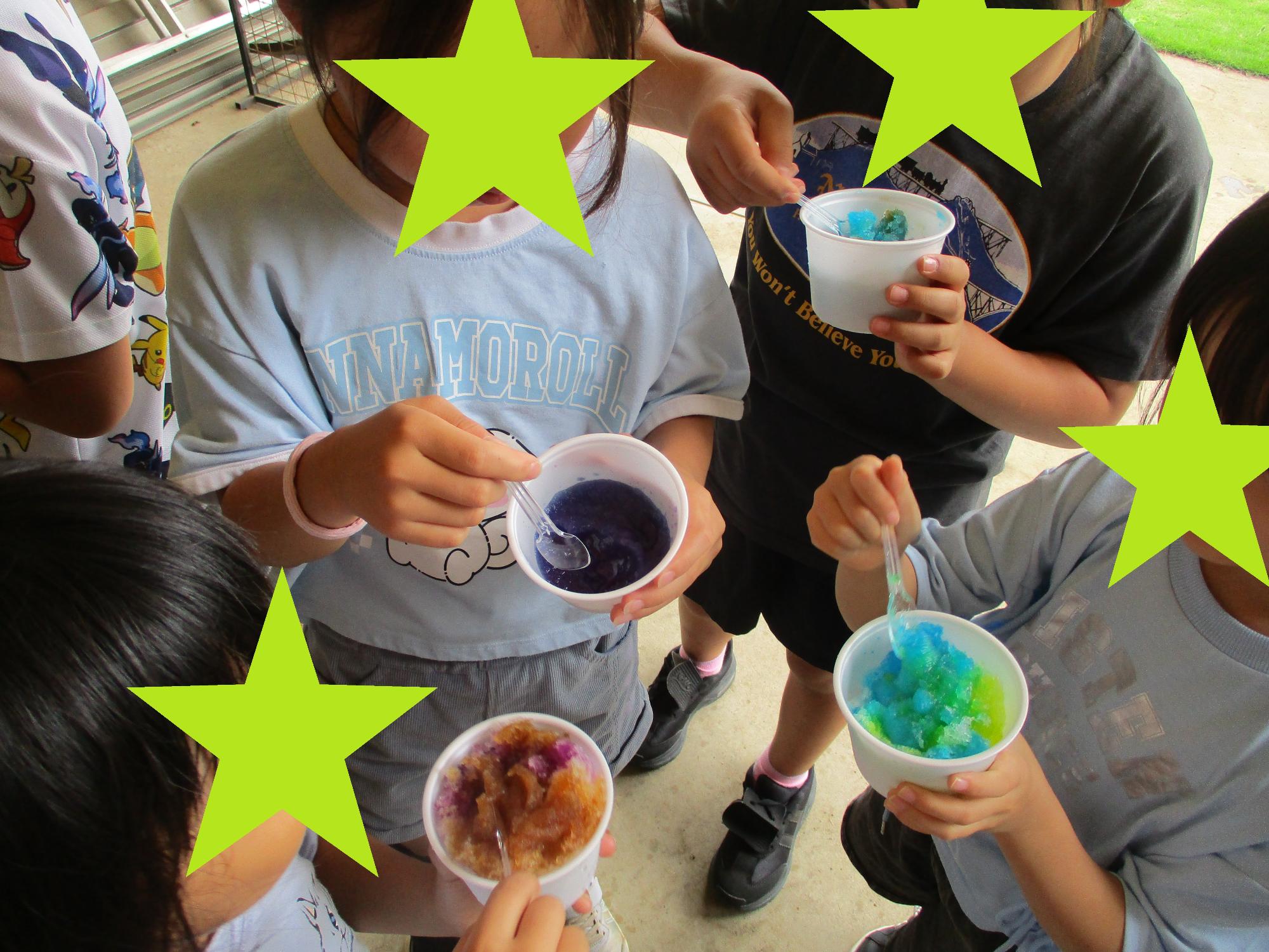 かき氷を食べる子どもたち
