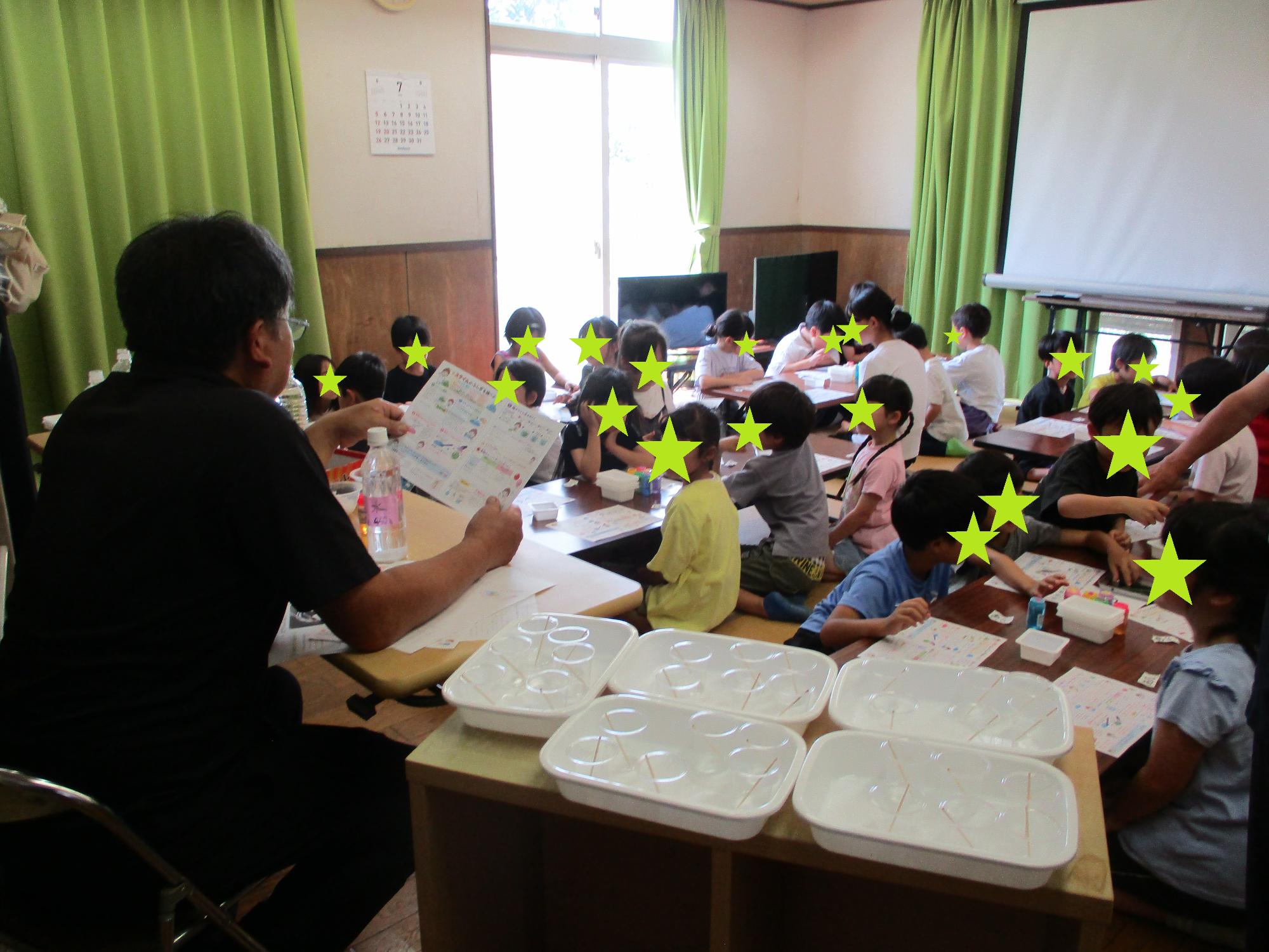 館長のお話しを聞く子どもたち