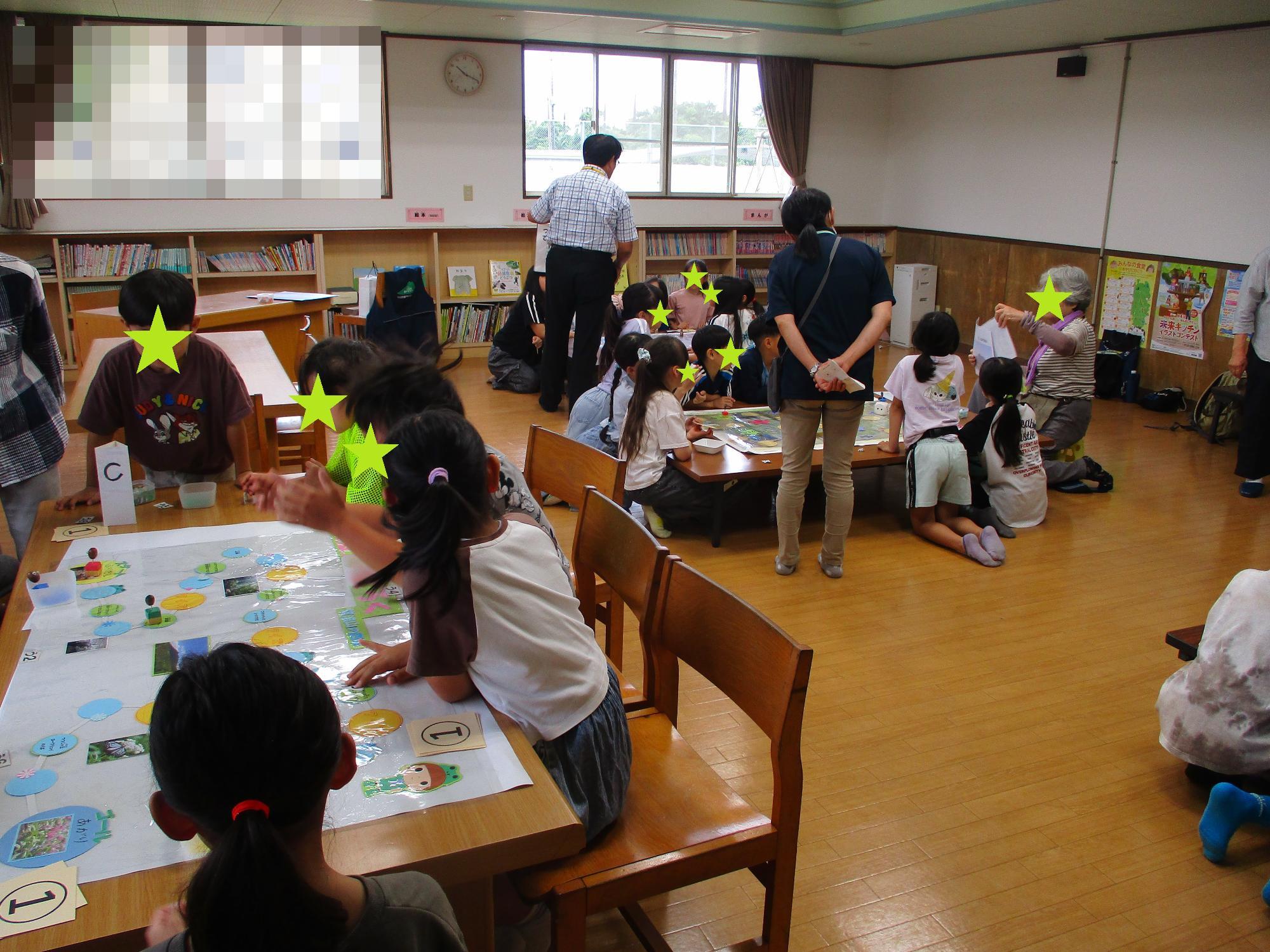 グループに分かれてすごろくをする子どもたち