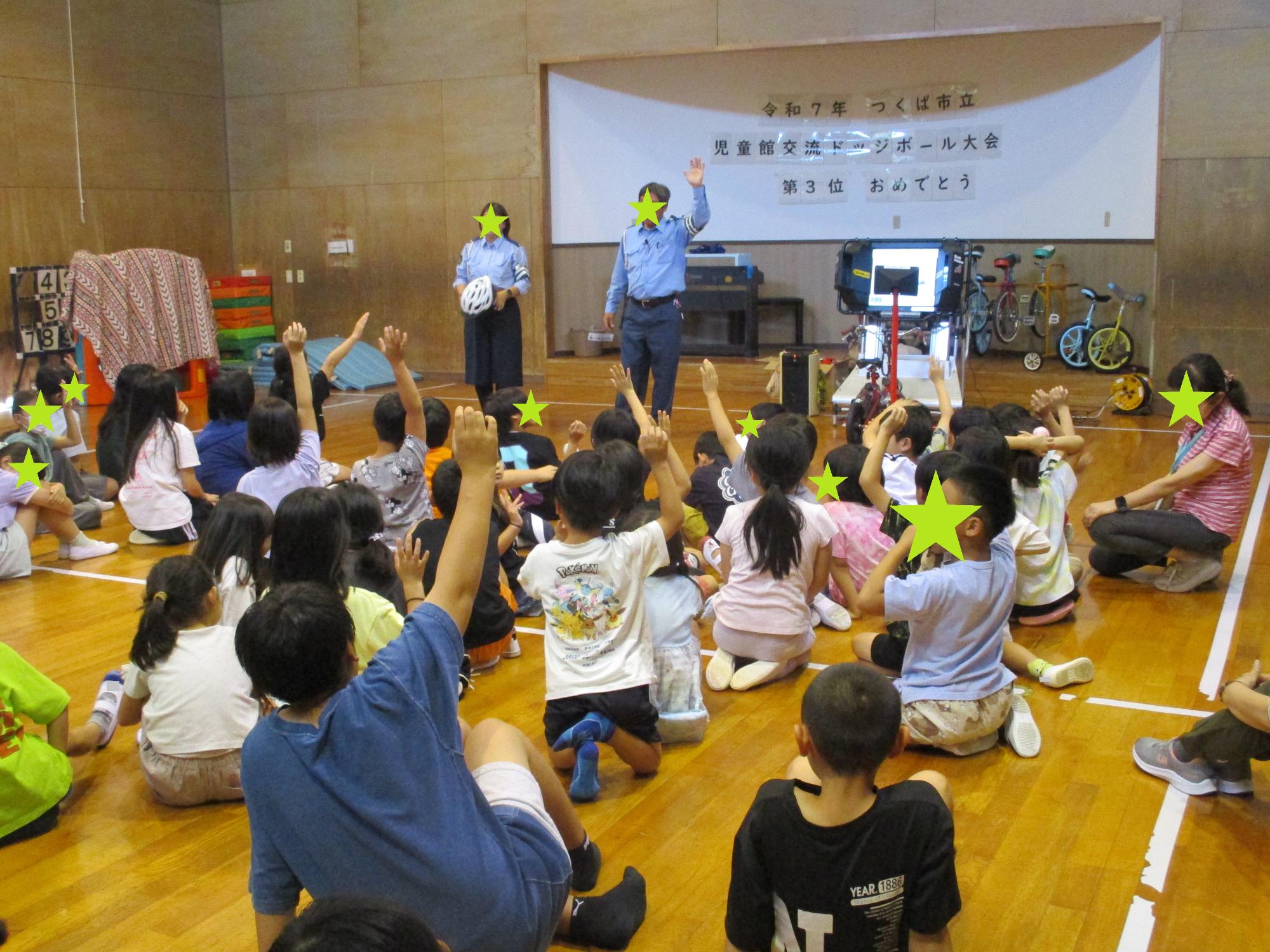質問に手を挙げる子どもたち