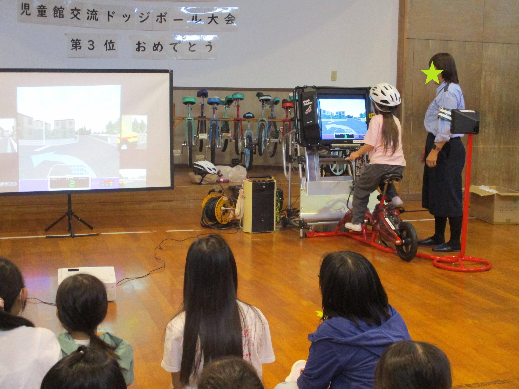 自転車シミュレーターに挑戦する子