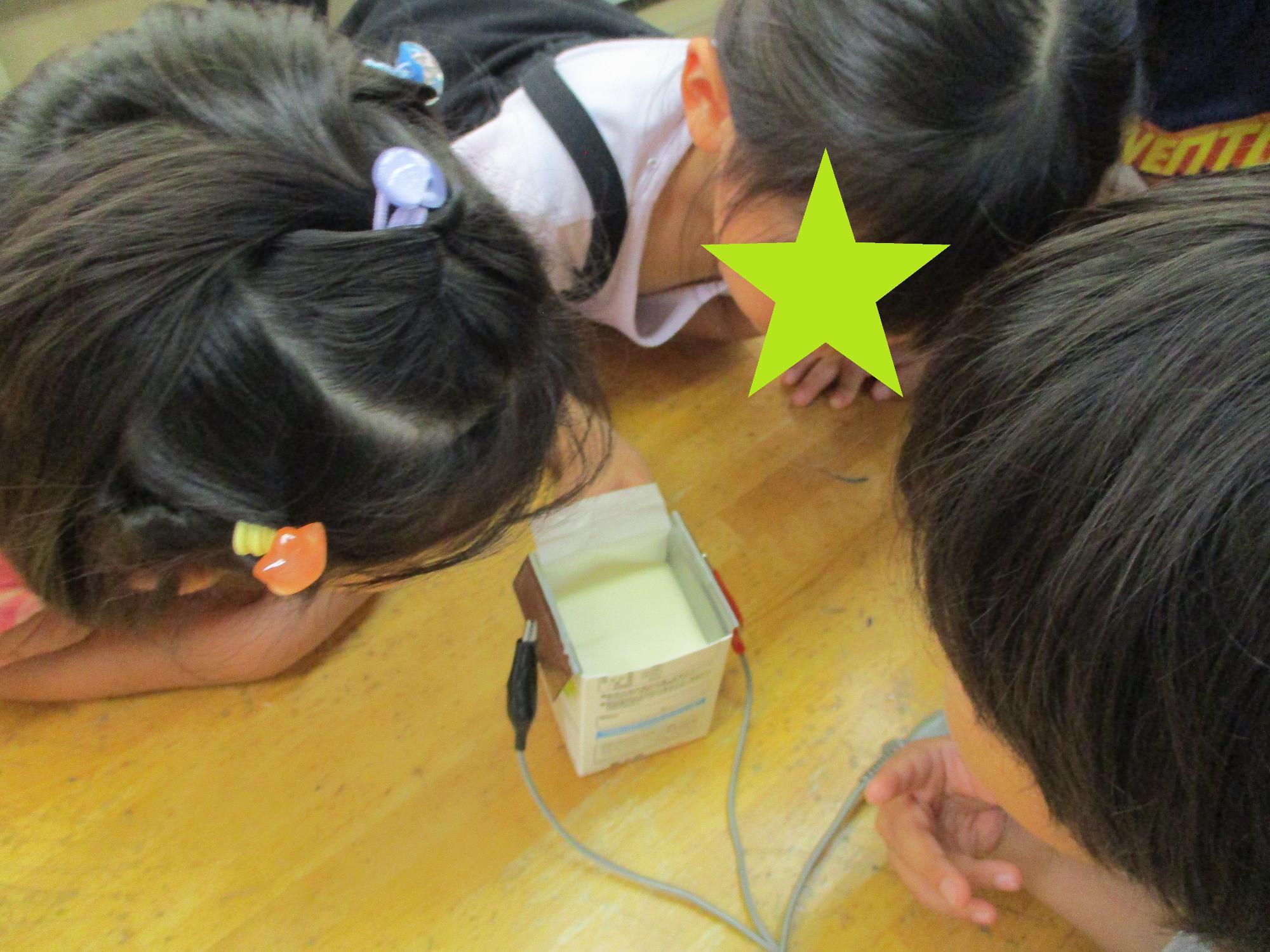 パンの様子を見ている3人