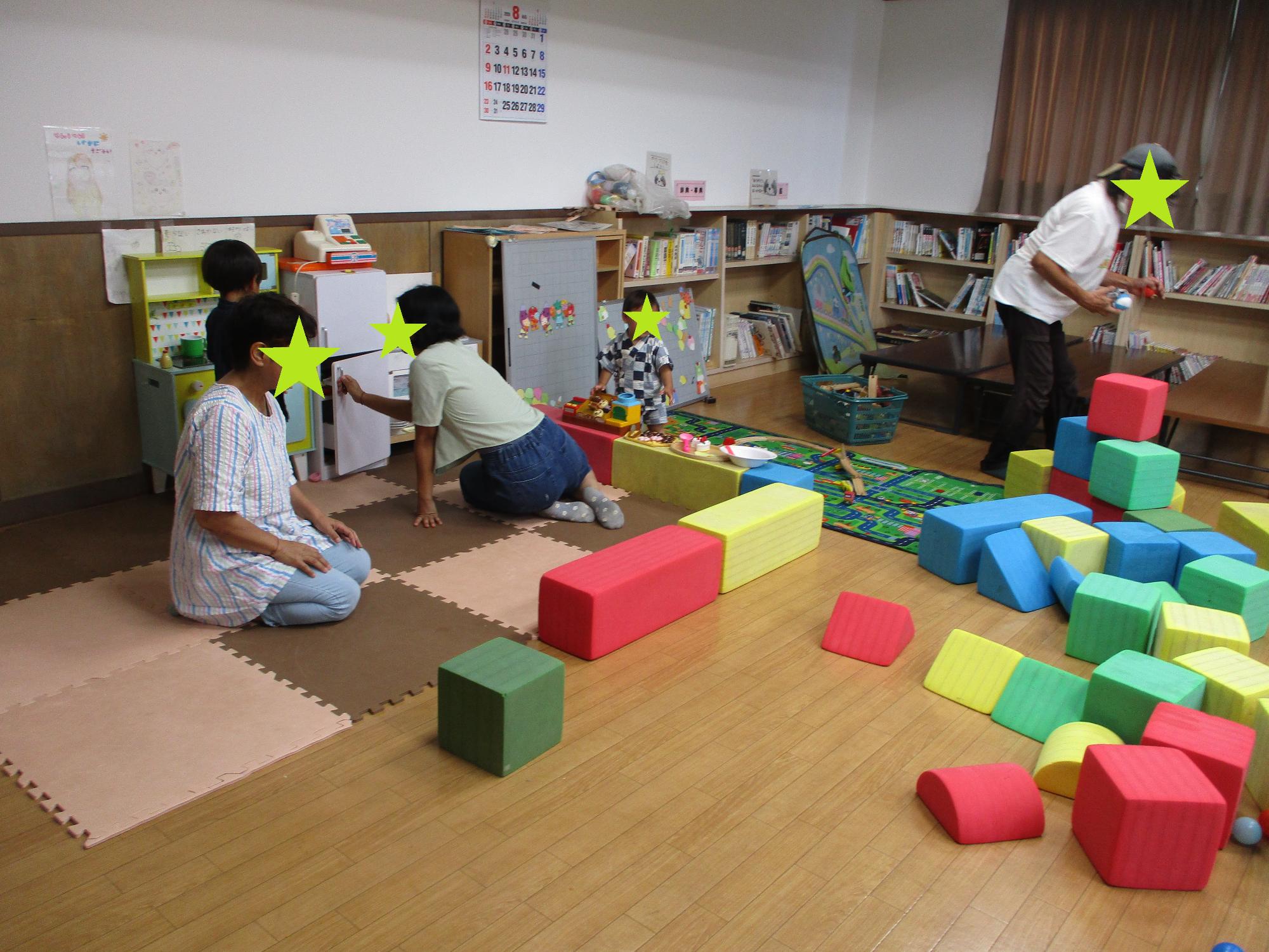 大型ブロックとおままごとで遊ぶ親子