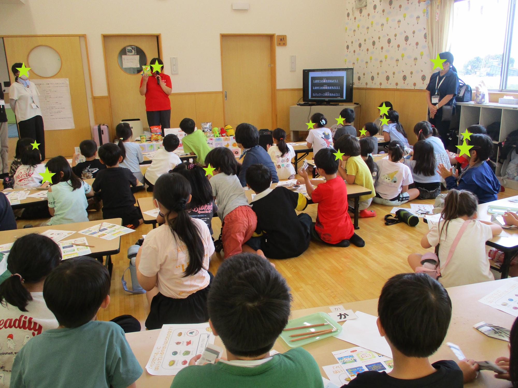 説明を聞く子どもたち