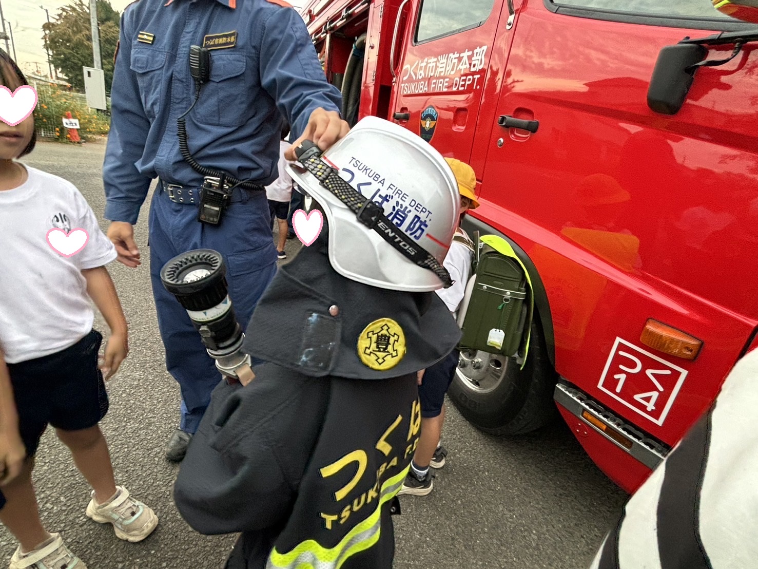 制服を着せてもらい気分は消防士