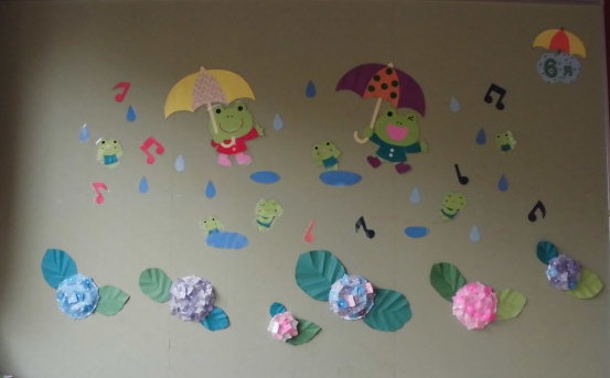 児童センターの玄関エントランスの壁面は6月バージョンになり、梅雨に関係するカエルやあじさいが利用者を迎えます。