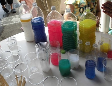 様々な色水が入っているペットボトルが並んでいる写真