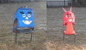 庭に置いた2つの椅子にそれぞれ青色の鬼の顔と頭に2本の角が生えた赤色の鬼の顔がついている写真