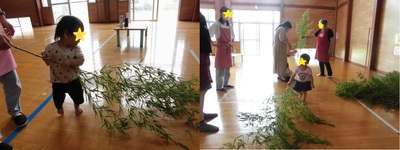 左：小さな子供が笹の葉を持って見つめている写真、右：小さな女の子が大きな笹の枝を右手で持ち上げようとしている写真
