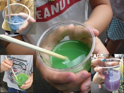緑、紫、青の色水がコップに入っている写真