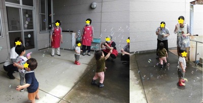 軒下でシャボン玉遊びをする親子の写真