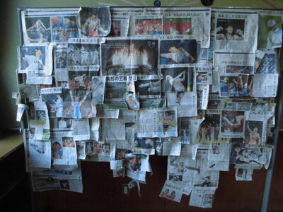 東京オリンピックの記事が載っている新聞の切り抜きがたくさん壁に貼られている写真