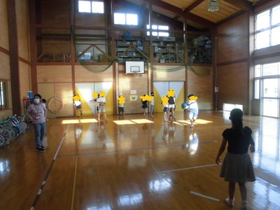 陣地内でボールを思い切り投げる子供の写真