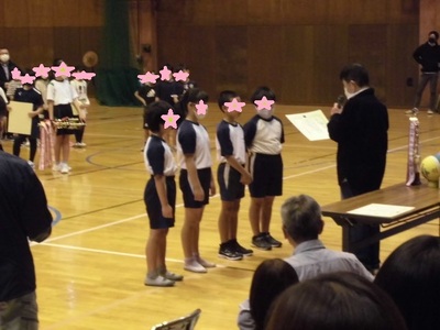 表彰されているチームの代表4人の子供たちの写真