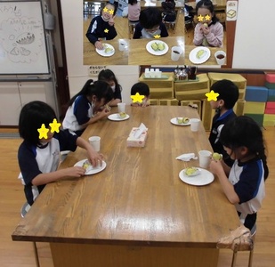 紅茶と一緒にスウィートポテトを食べている子供たちの写真